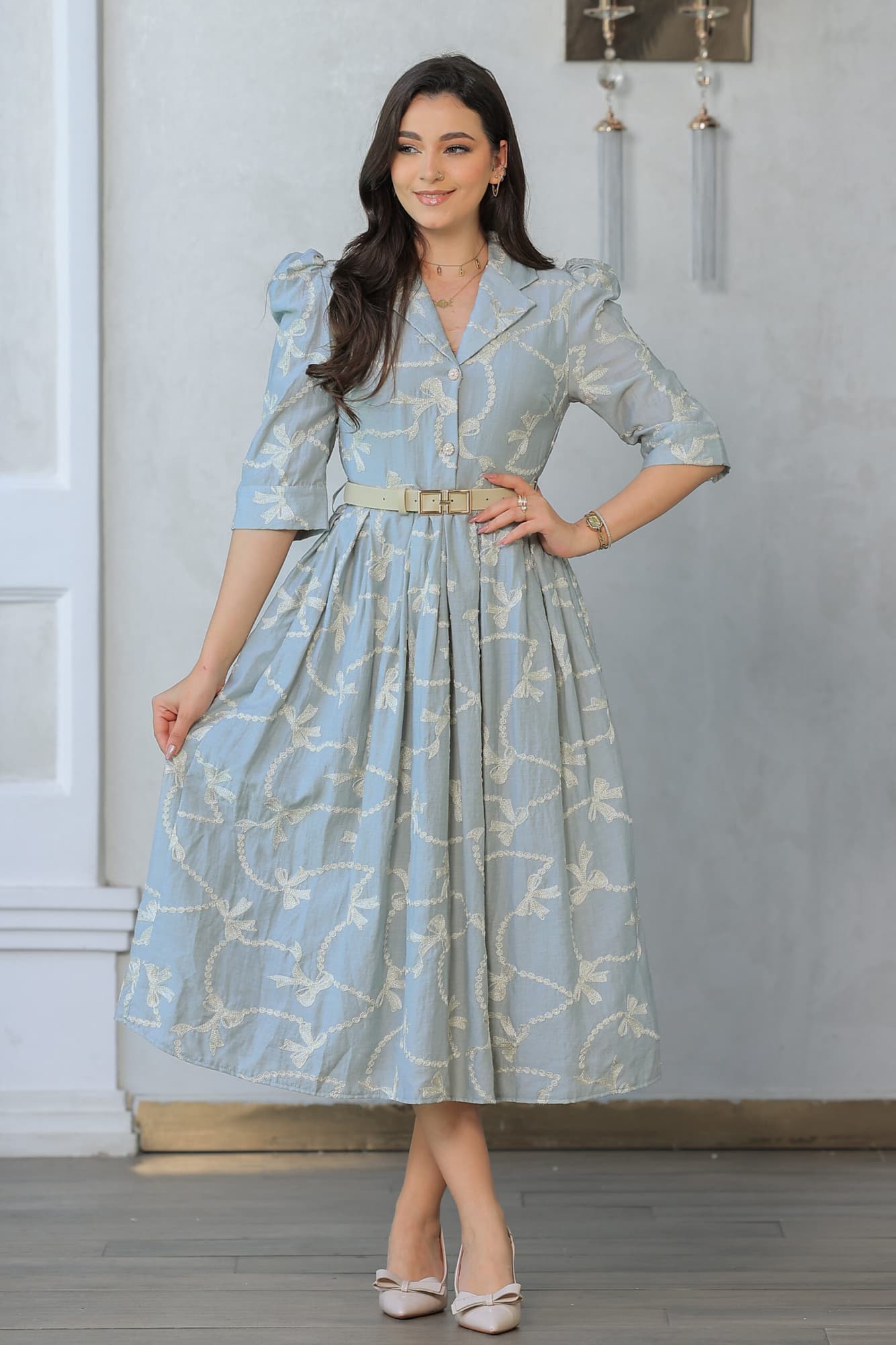 فستان راقي يتميز بتصميم كلاسيكي مستوحى من الأزياء الملكية