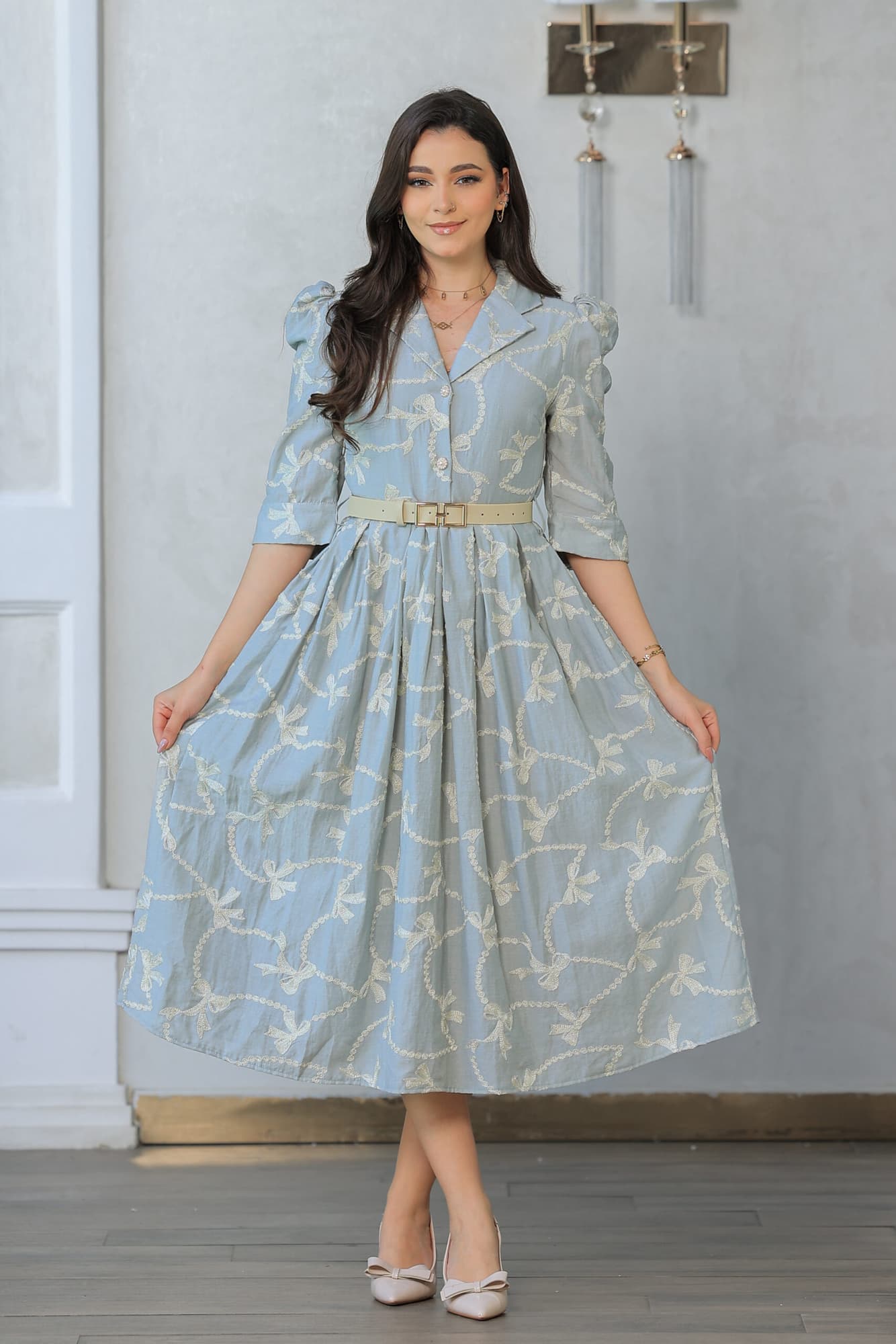 فستان راقي يتميز بتصميم كلاسيكي مستوحى من الأزياء الملكية