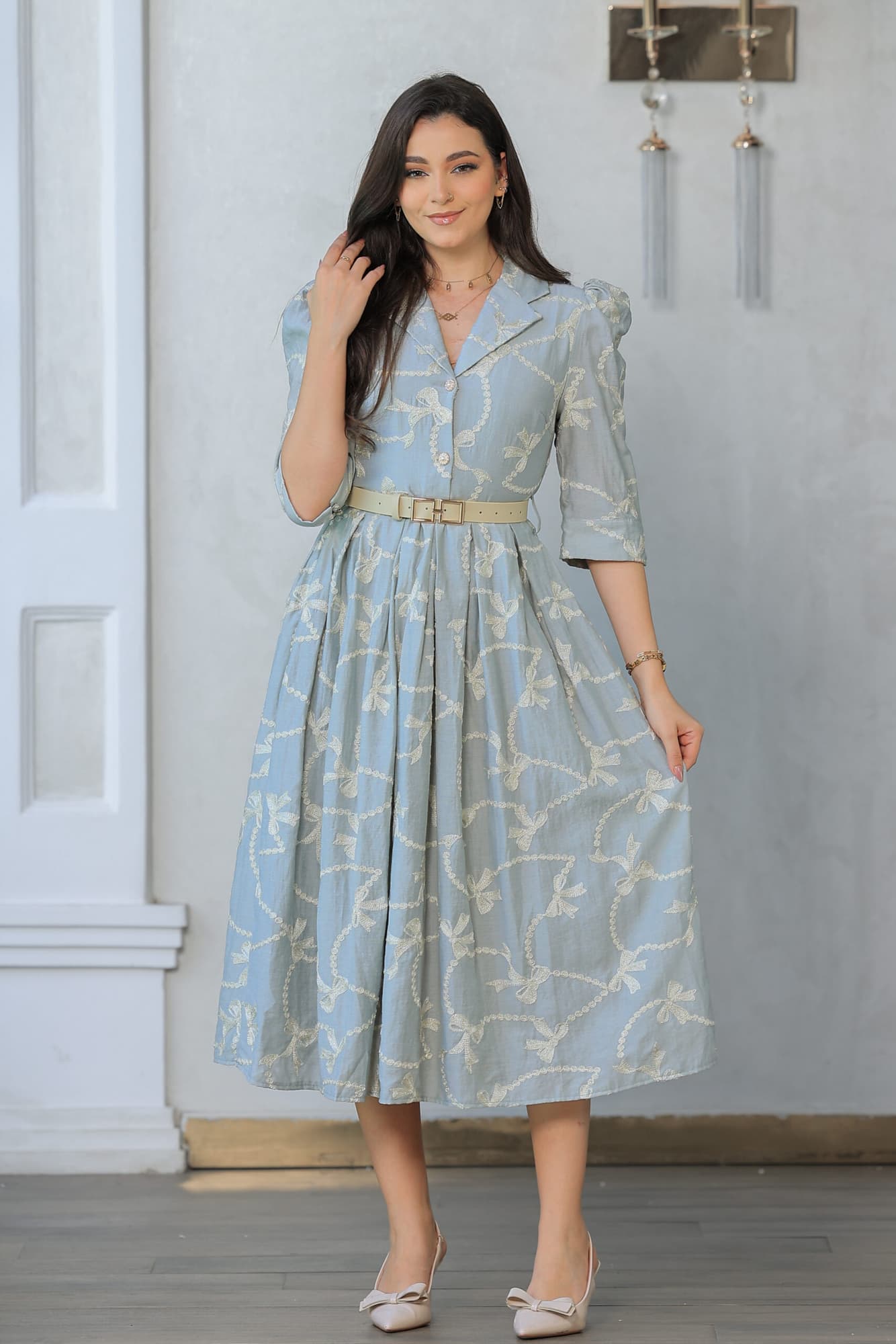 فستان راقي يتميز بتصميم كلاسيكي مستوحى من الأزياء الملكية