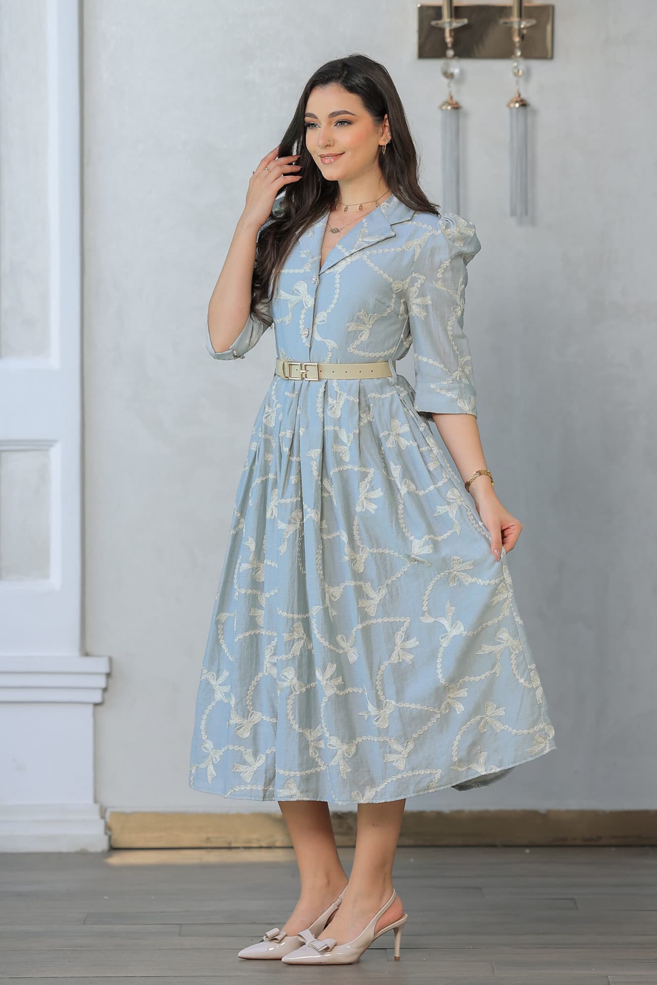 فستان راقي يتميز بتصميم كلاسيكي مستوحى من الأزياء الملكية