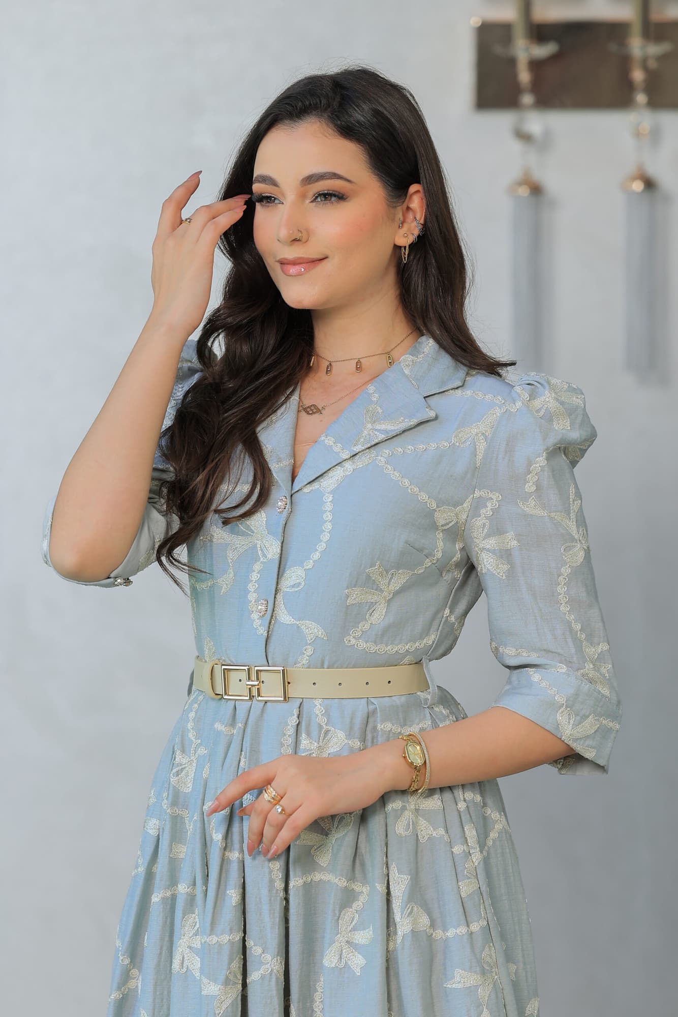 فستان راقي يتميز بتصميم كلاسيكي مستوحى من الأزياء الملكية