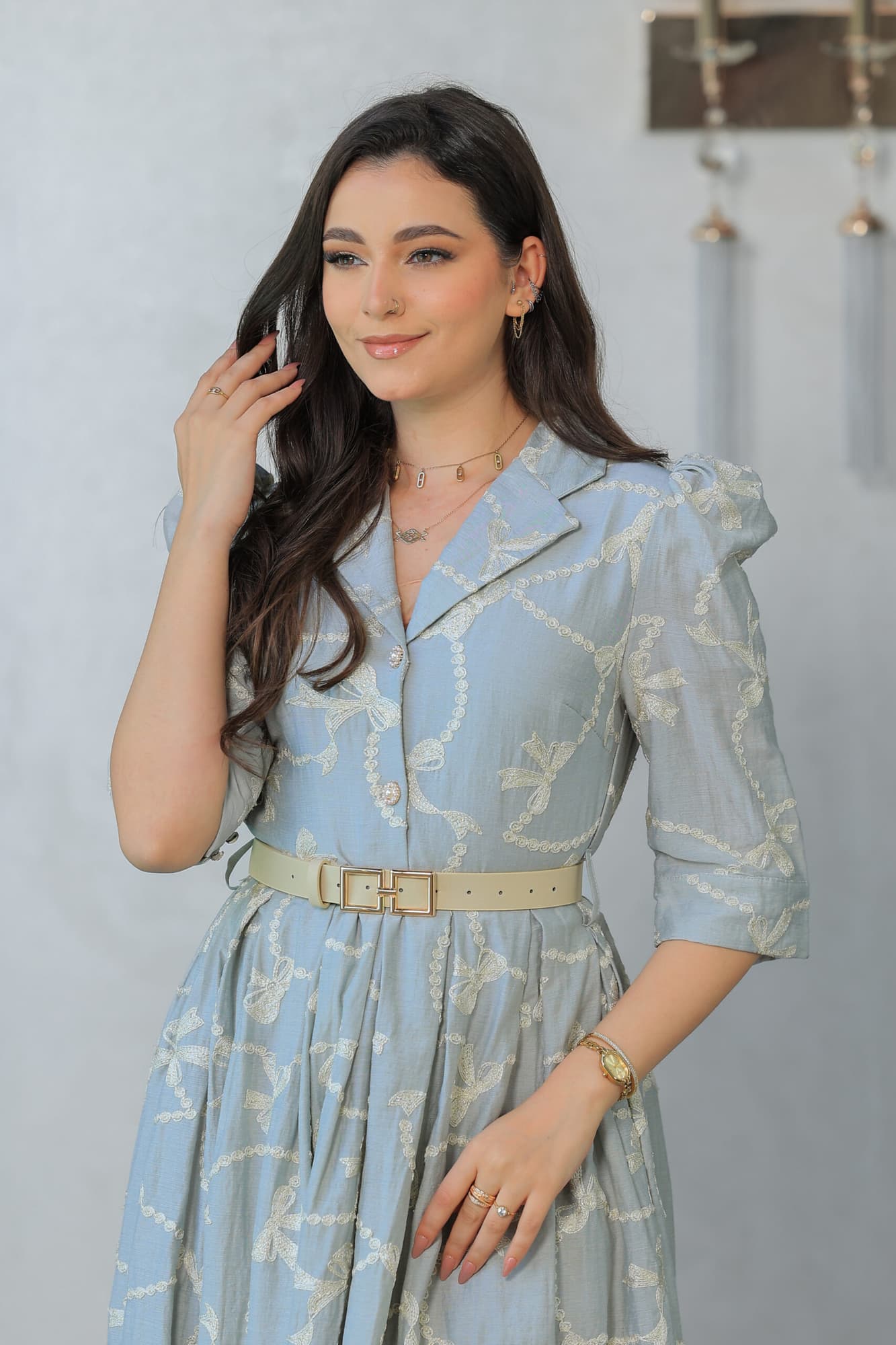 فستان راقي يتميز بتصميم كلاسيكي مستوحى من الأزياء الملكية