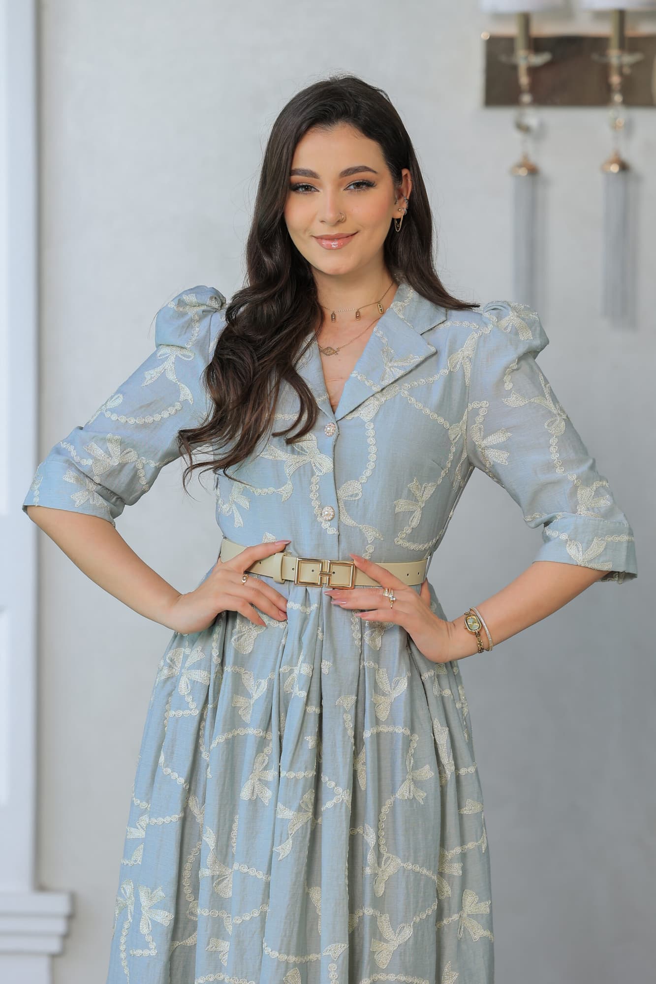 فستان راقي يتميز بتصميم كلاسيكي مستوحى من الأزياء الملكية