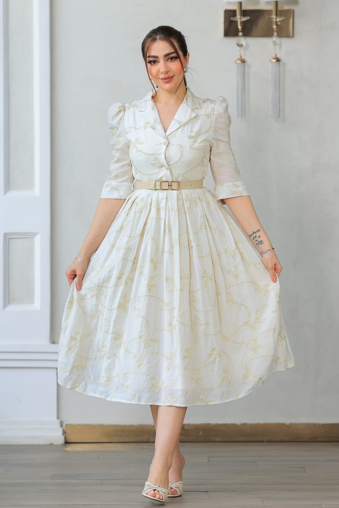 فستان راقي يتميز بتصميم كلاسيكي مستوحى من الأزياء الملكية