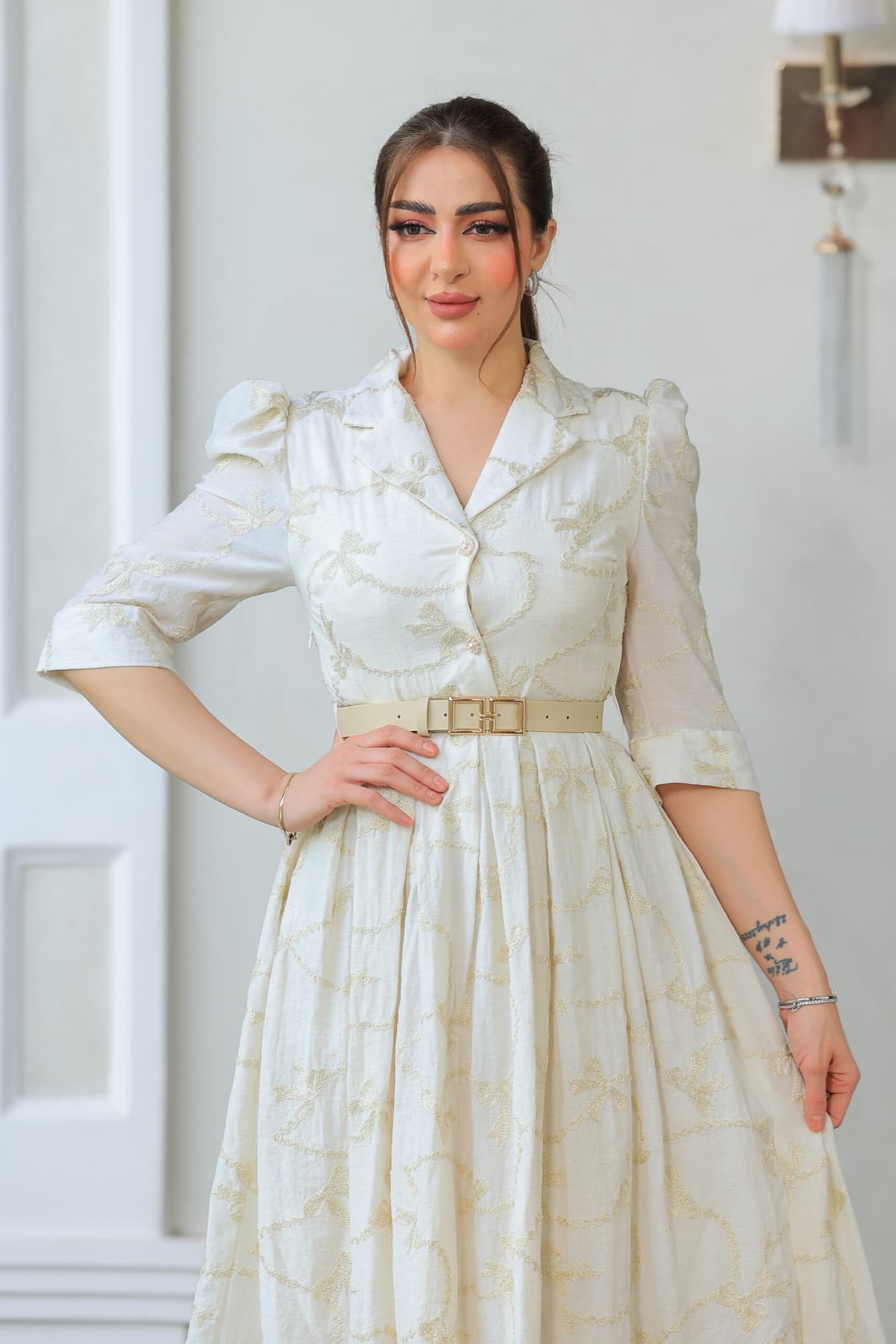 فستان راقي يتميز بتصميم كلاسيكي مستوحى من الأزياء الملكية