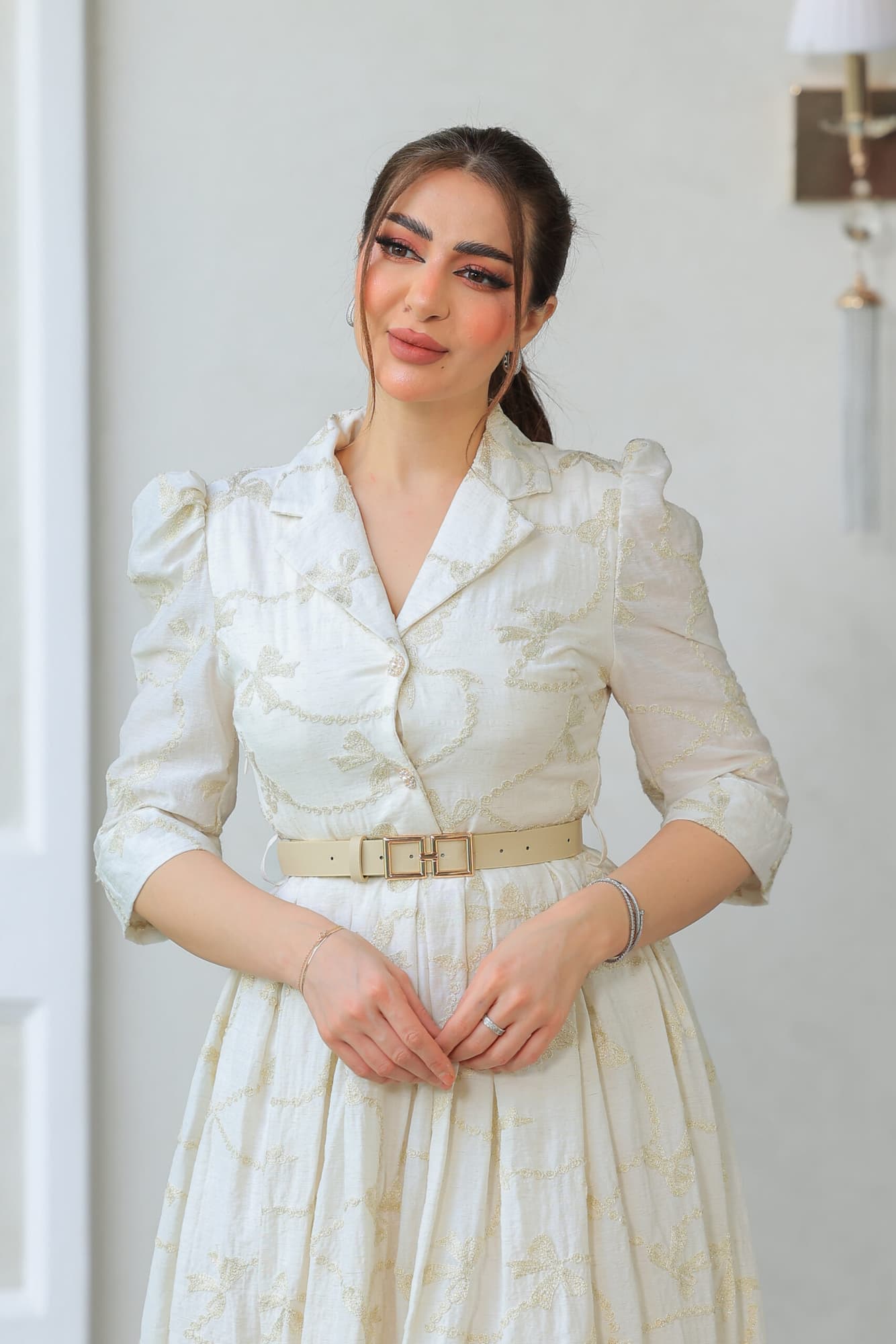 فستان راقي يتميز بتصميم كلاسيكي مستوحى من الأزياء الملكية