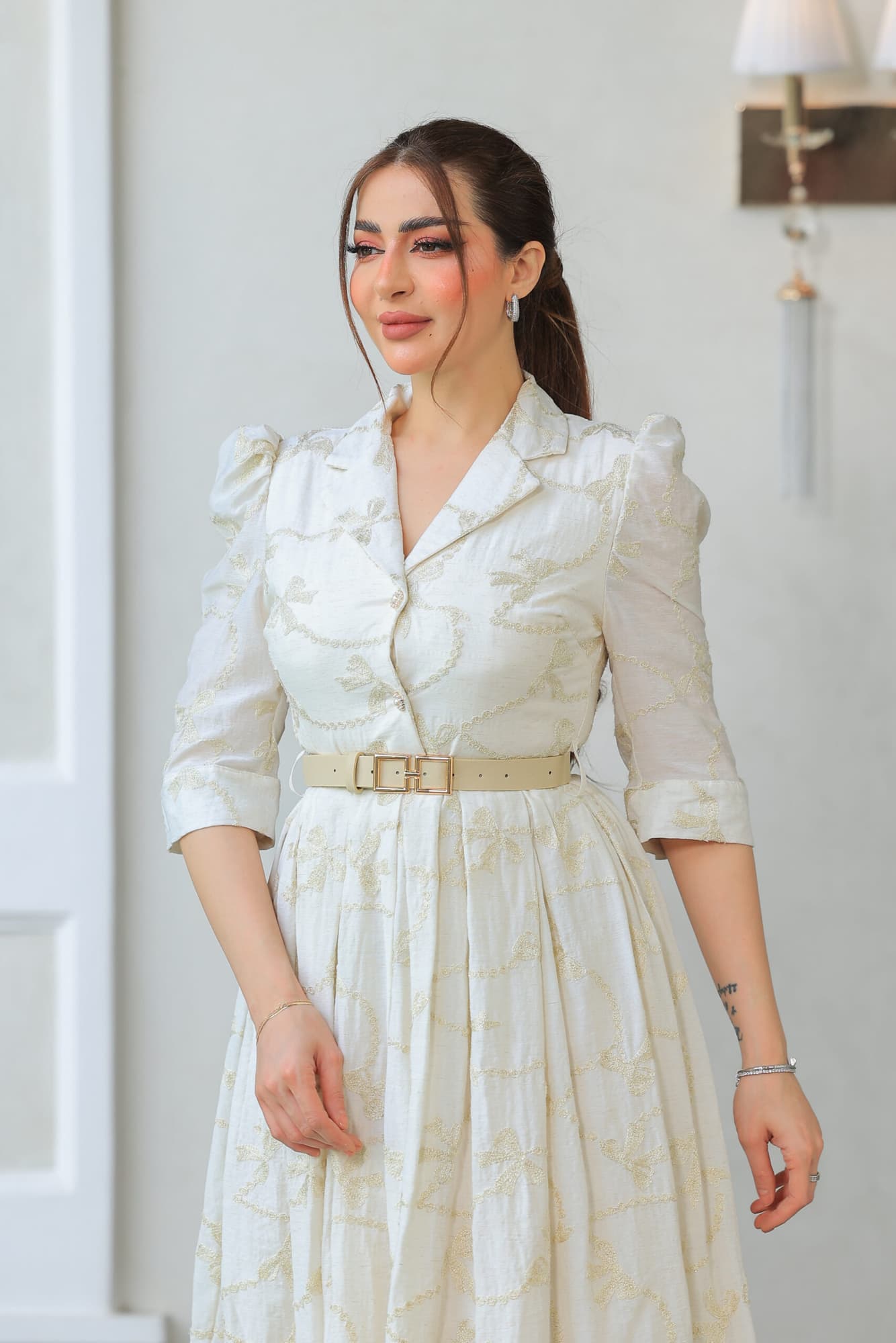 فستان راقي يتميز بتصميم كلاسيكي مستوحى من الأزياء الملكية