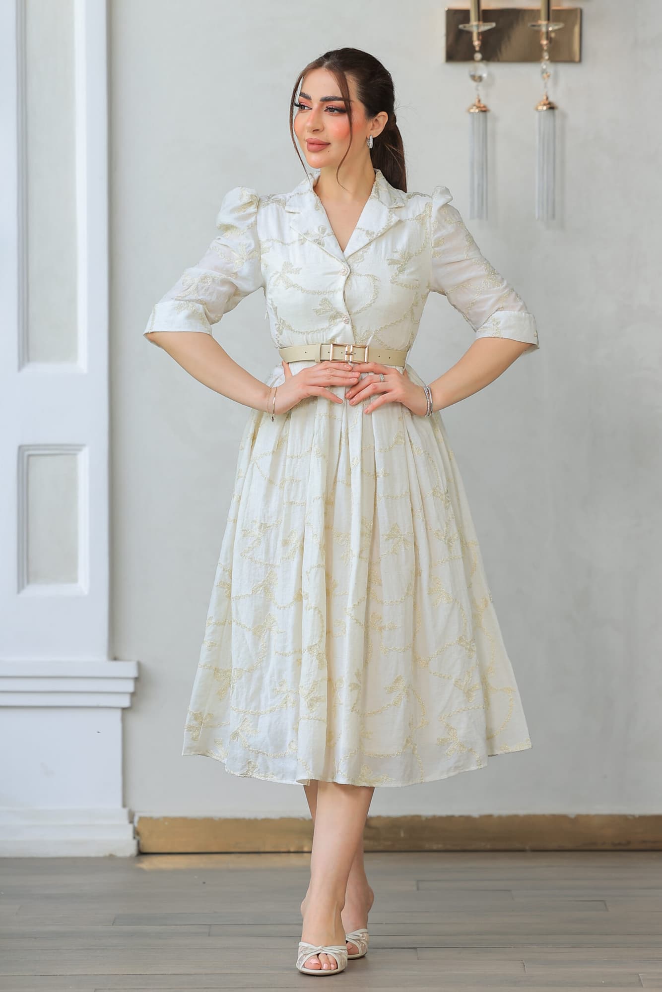 فستان راقي يتميز بتصميم كلاسيكي مستوحى من الأزياء الملكية