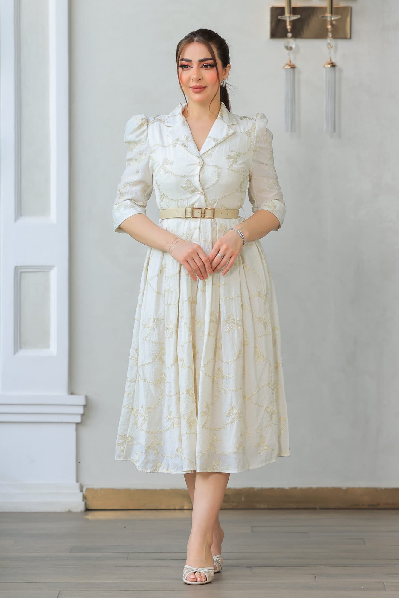 فستان راقي يتميز بتصميم كلاسيكي مستوحى من الأزياء الملكية