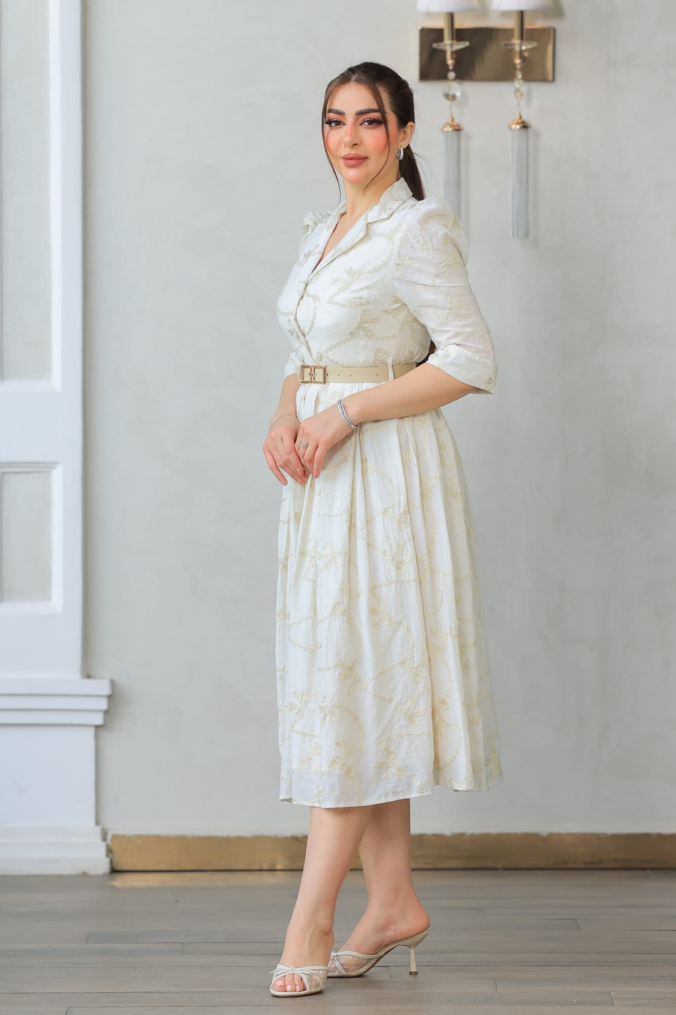 فستان راقي يتميز بتصميم كلاسيكي مستوحى من الأزياء الملكية