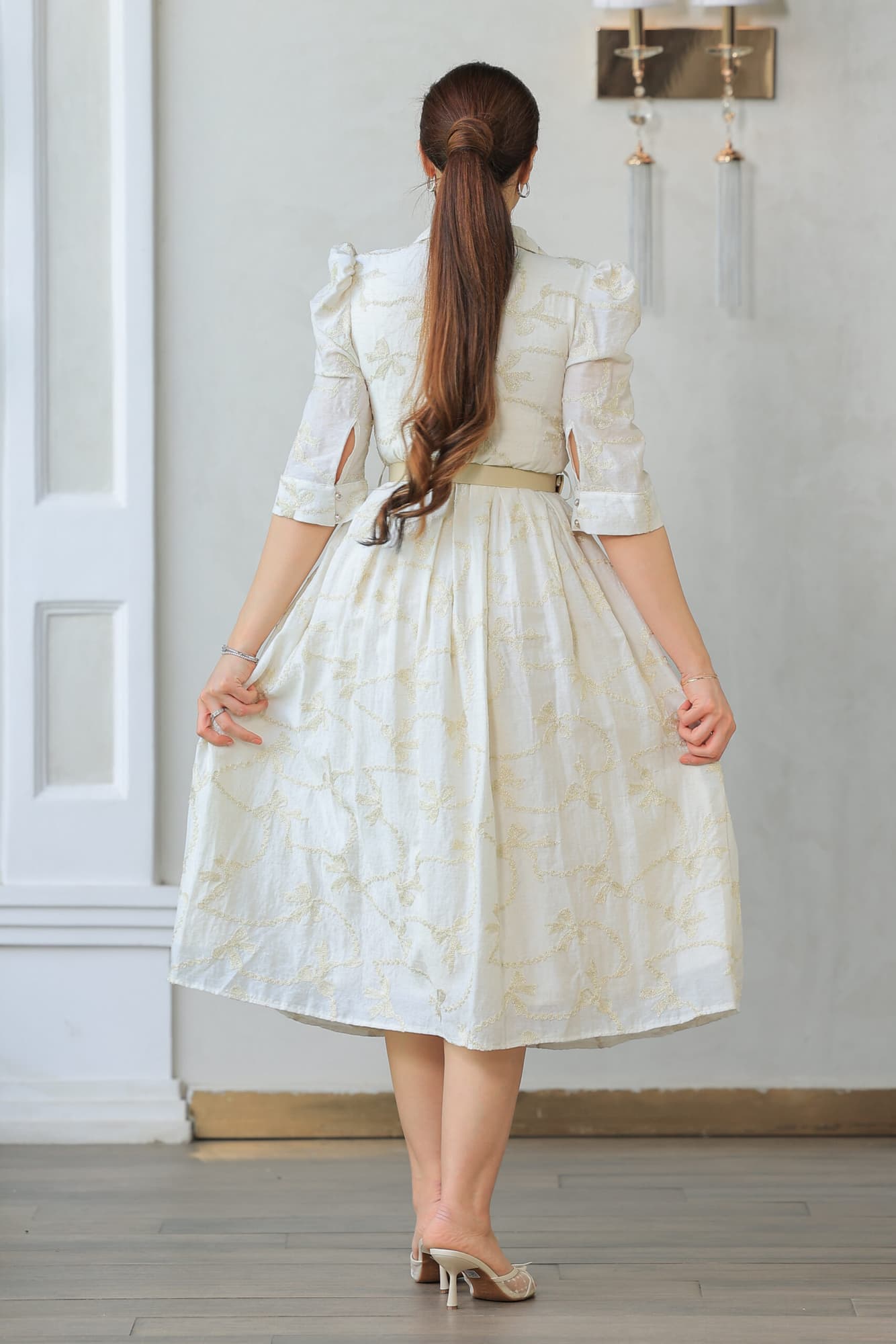 فستان راقي يتميز بتصميم كلاسيكي مستوحى من الأزياء الملكية