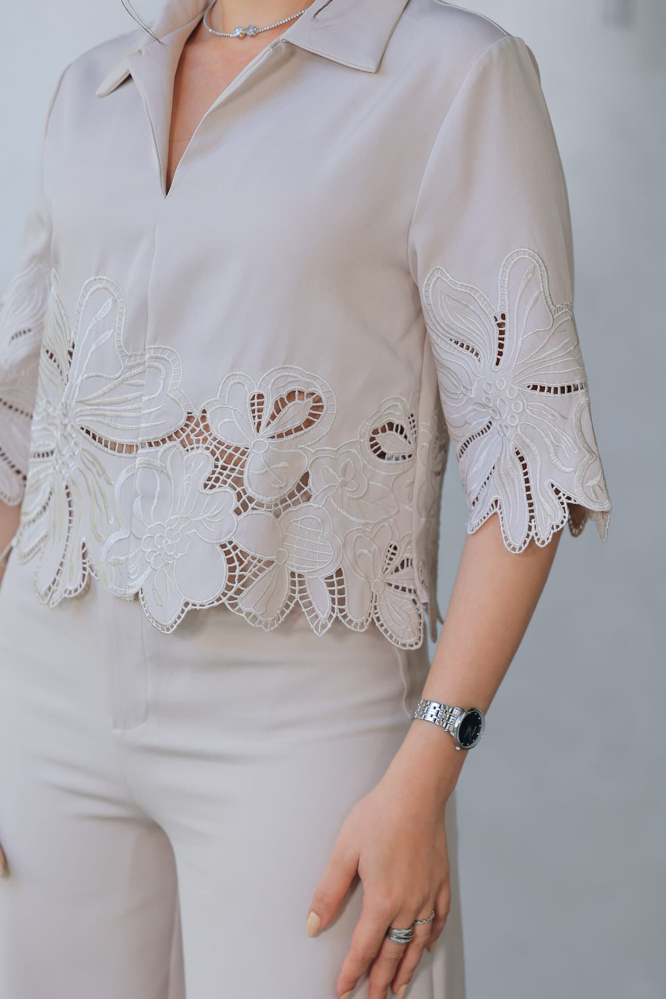 طقم أنيق بأسلوب راقي وعصري بأكمام نصفية مع ياقة كلاسيكية لحمي فاتح