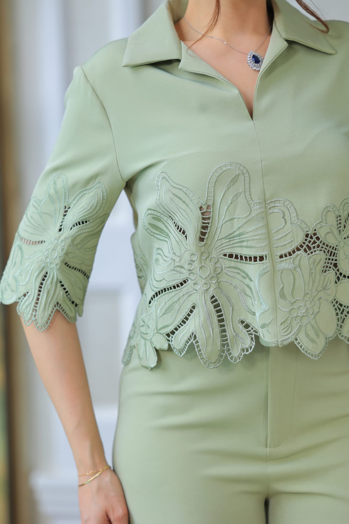 طقم أنيق بأسلوب راقي وعصري بأكمام نصفية مع ياقة كلاسيكية عشبي