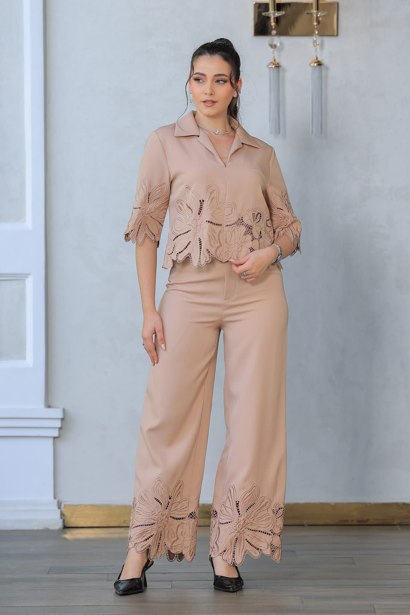 طقم أنيق بأسلوب راقي وعصري بأكمام نصفية مع ياقة كلاسيكية