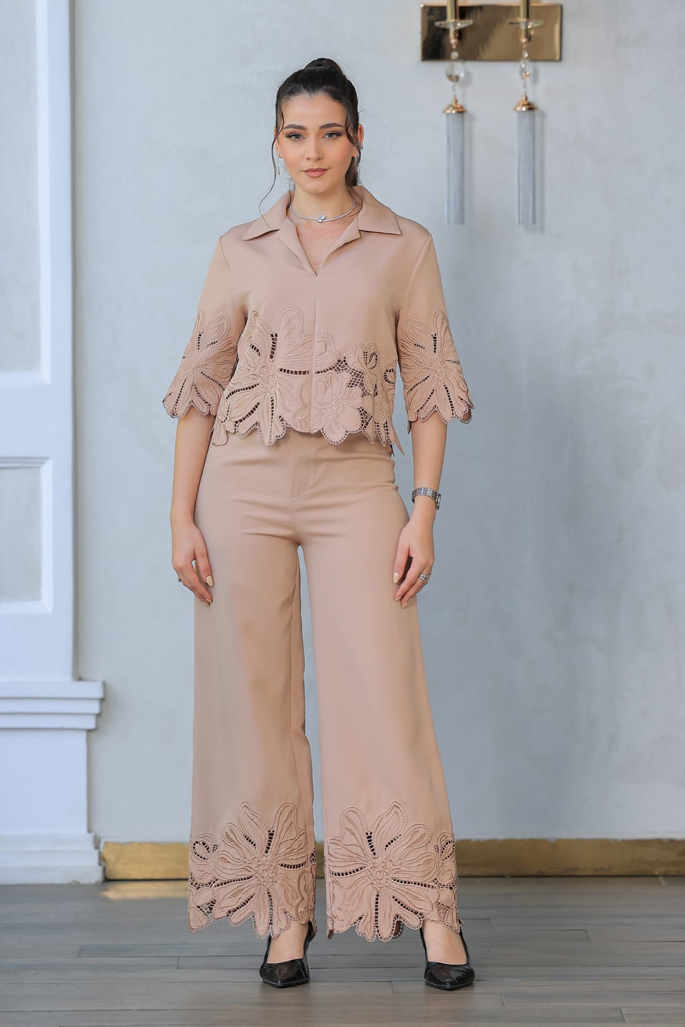 طقم أنيق بأسلوب راقي وعصري بأكمام نصفية مع ياقة كلاسيكية