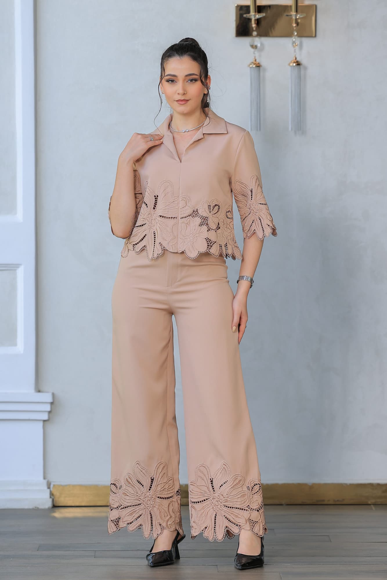 طقم أنيق بأسلوب راقي وعصري بأكمام نصفية مع ياقة كلاسيكية