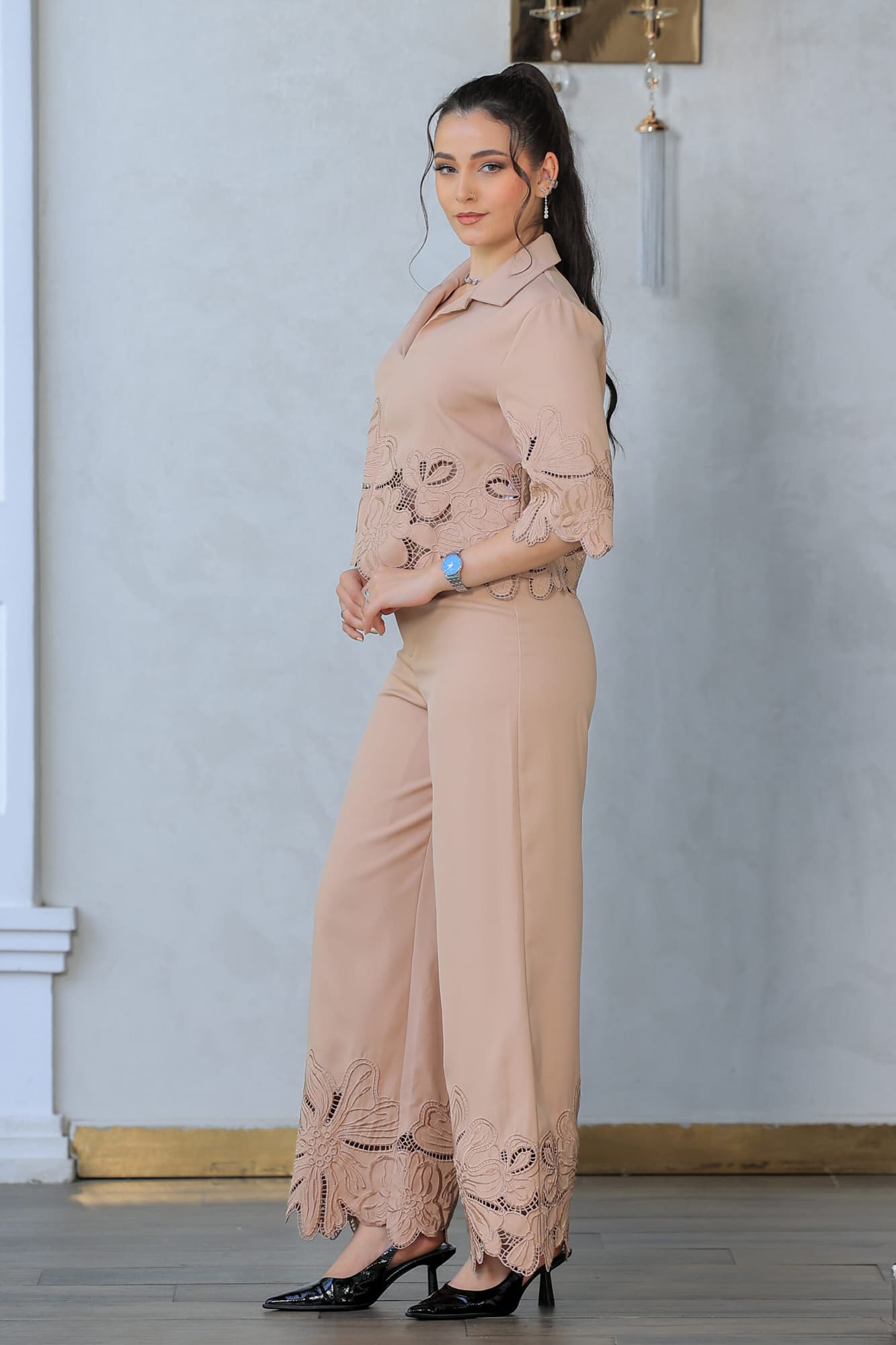 طقم أنيق بأسلوب راقي وعصري بأكمام نصفية مع ياقة كلاسيكية