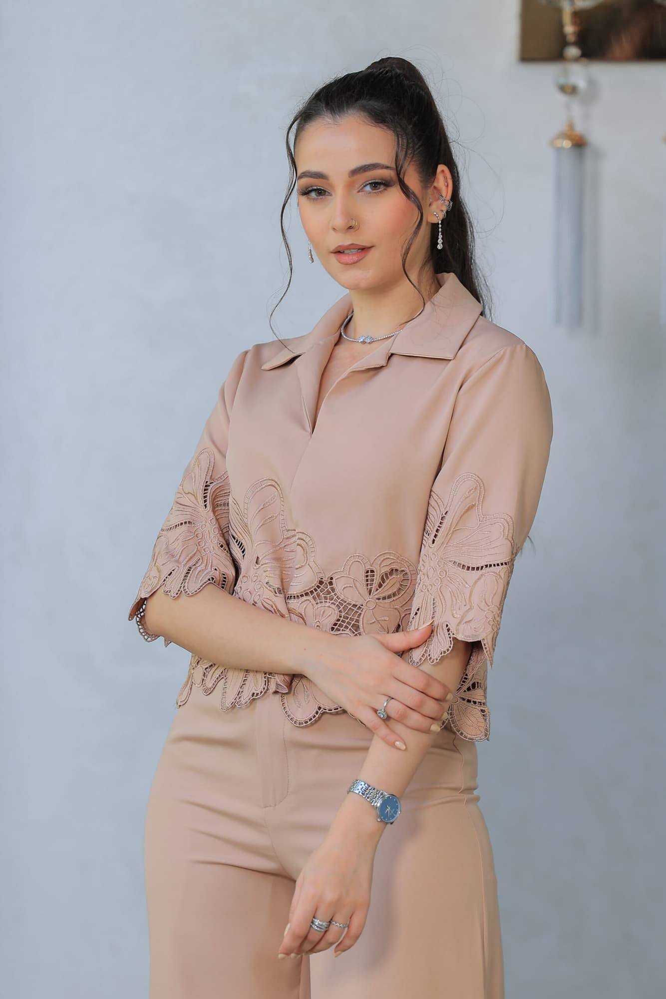 طقم أنيق بأسلوب راقي وعصري بأكمام نصفية مع ياقة كلاسيكية