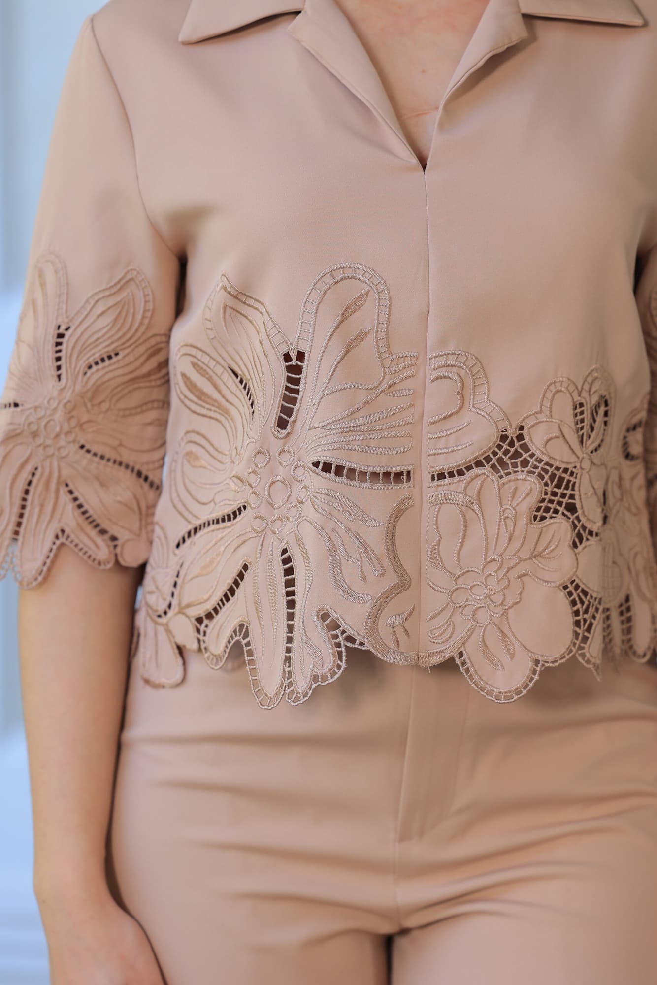 طقم أنيق بأسلوب راقي وعصري بأكمام نصفية مع ياقة كلاسيكية