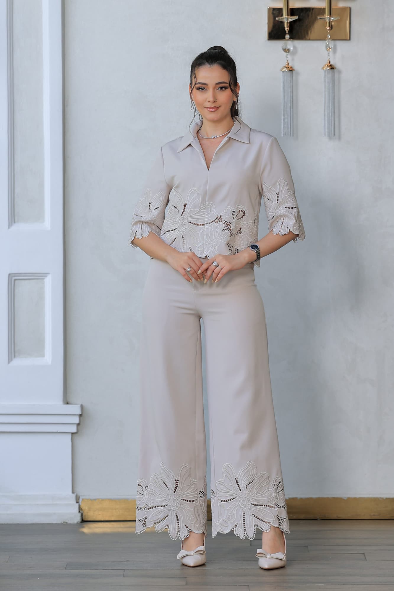 طقم أنيق بأسلوب راقي وعصري بأكمام نصفية مع ياقة كلاسيكية