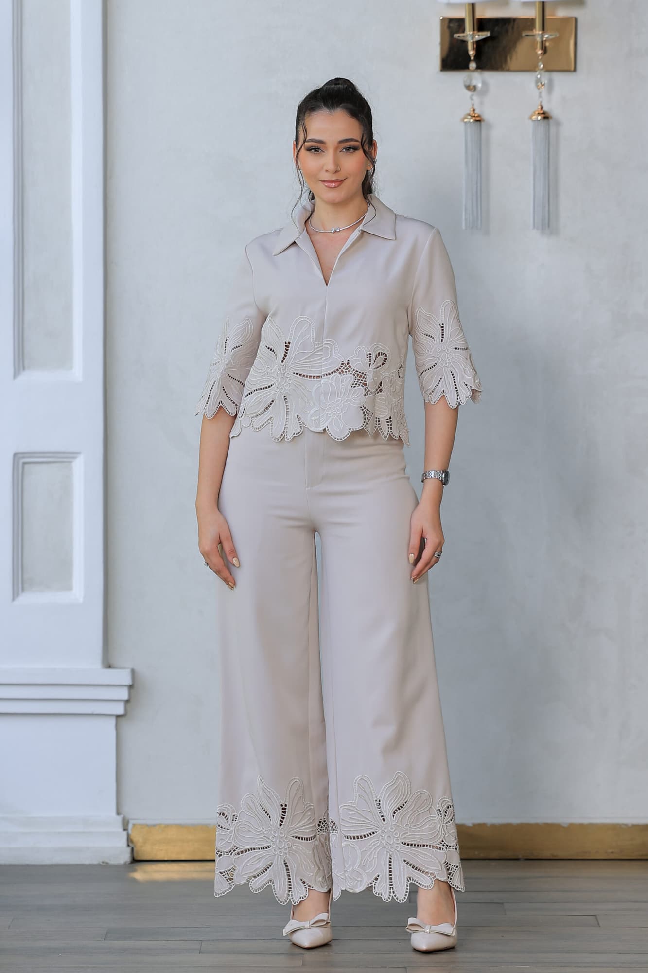 طقم أنيق بأسلوب راقي وعصري بأكمام نصفية مع ياقة كلاسيكية