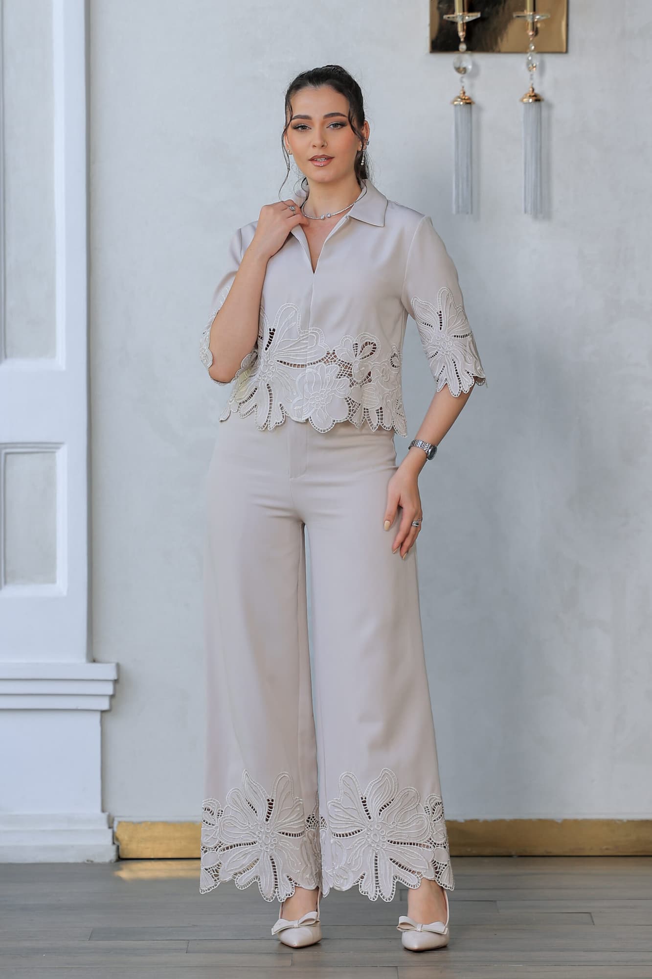 طقم أنيق بأسلوب راقي وعصري بأكمام نصفية مع ياقة كلاسيكية