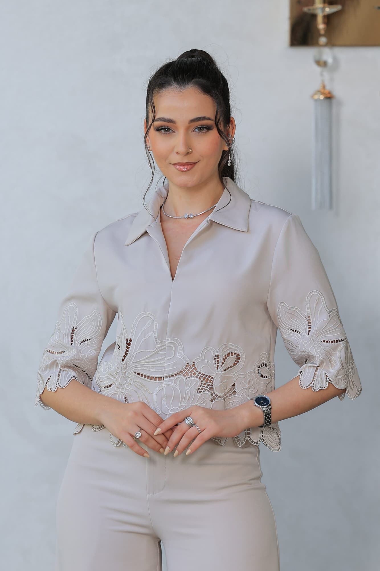 طقم أنيق بأسلوب راقي وعصري بأكمام نصفية مع ياقة كلاسيكية