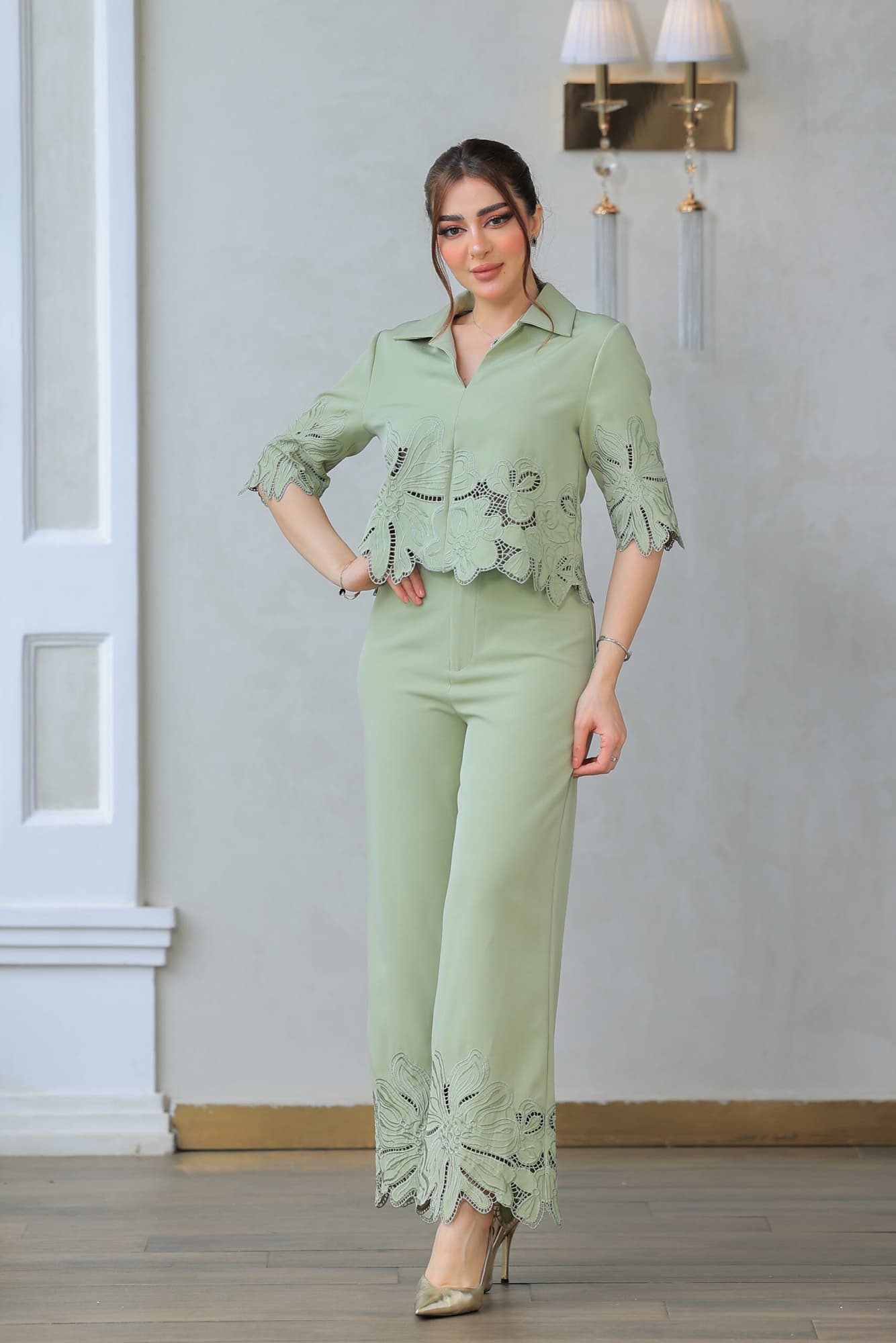 طقم أنيق بأسلوب راقي وعصري بأكمام نصفية مع ياقة كلاسيكية