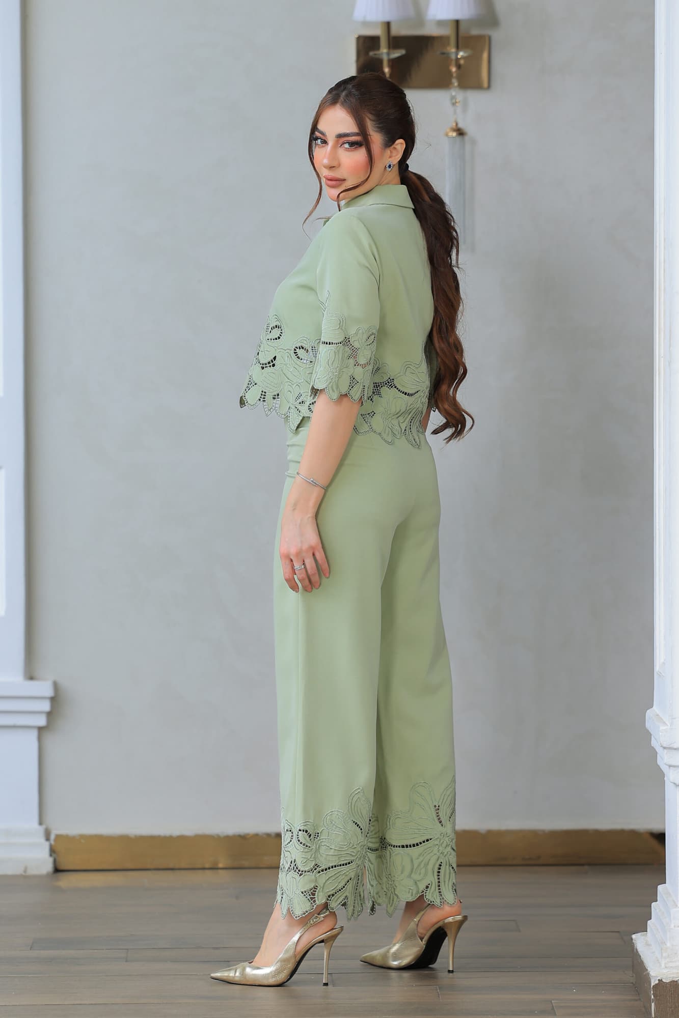 طقم أنيق بأسلوب راقي وعصري بأكمام نصفية مع ياقة كلاسيكية