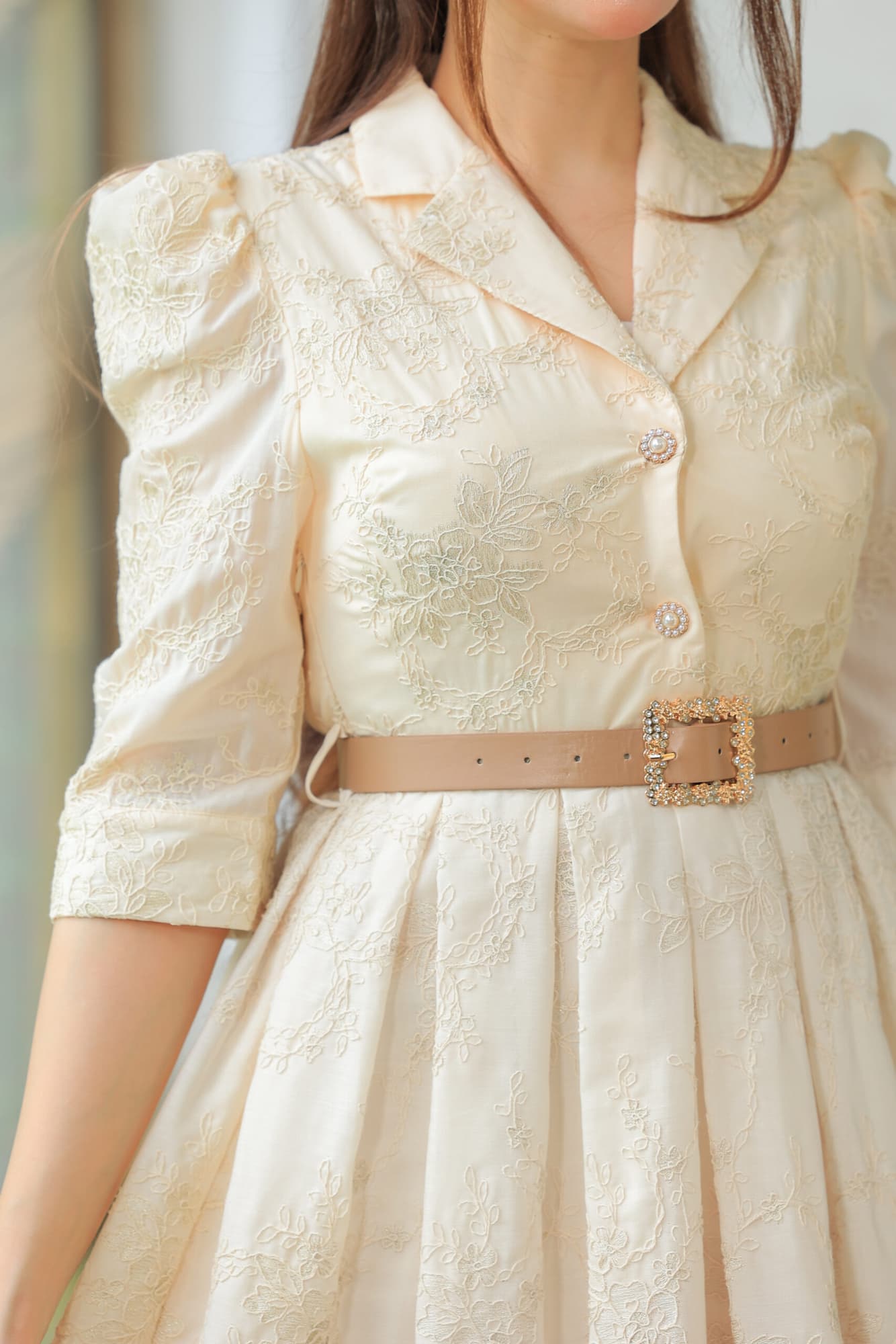 فستان فاخر راقٍ مستوحى من الطابع الكلاسيكي الفخم بيج غامق