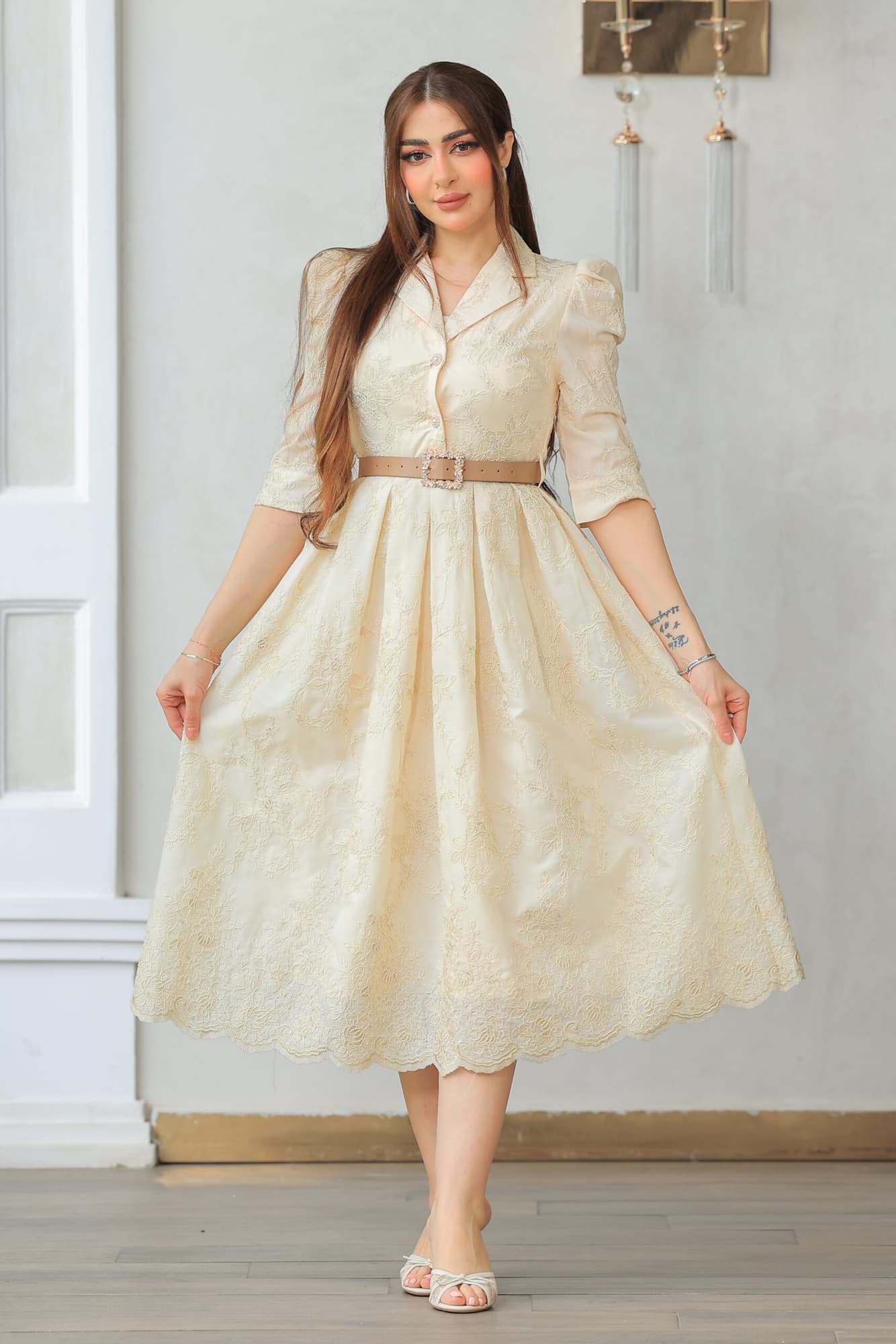 فستان فاخر راقٍ مستوحى من الطابع الكلاسيكي الفخم