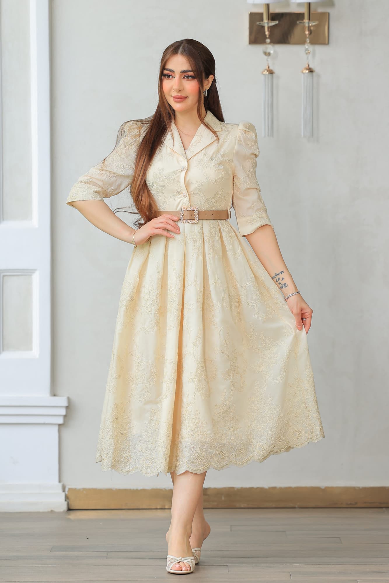 فستان فاخر راقٍ مستوحى من الطابع الكلاسيكي الفخم