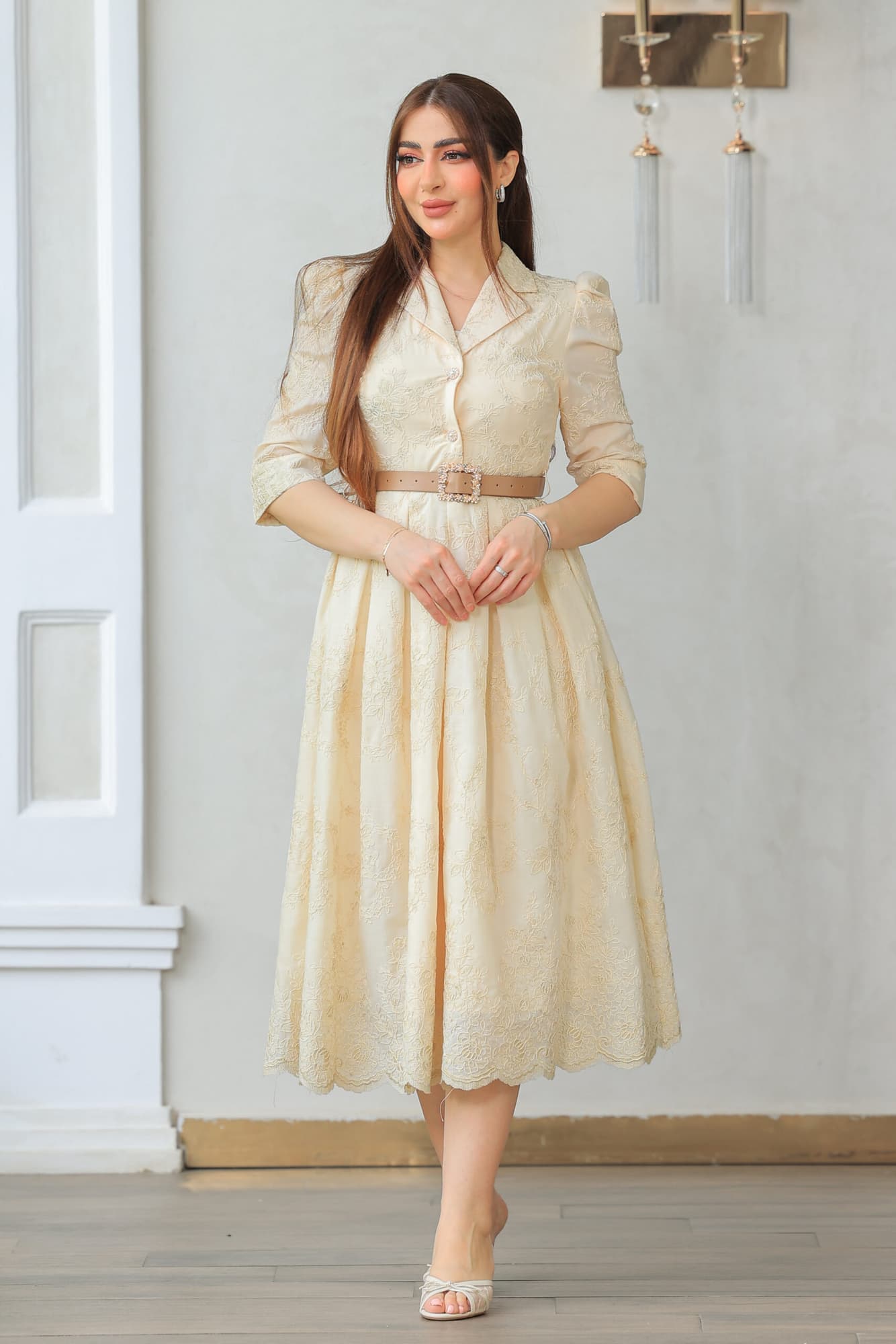 فستان فاخر راقٍ مستوحى من الطابع الكلاسيكي الفخم