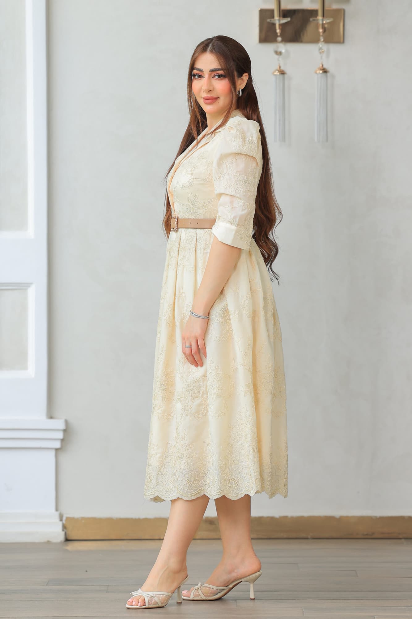 فستان فاخر راقٍ مستوحى من الطابع الكلاسيكي الفخم