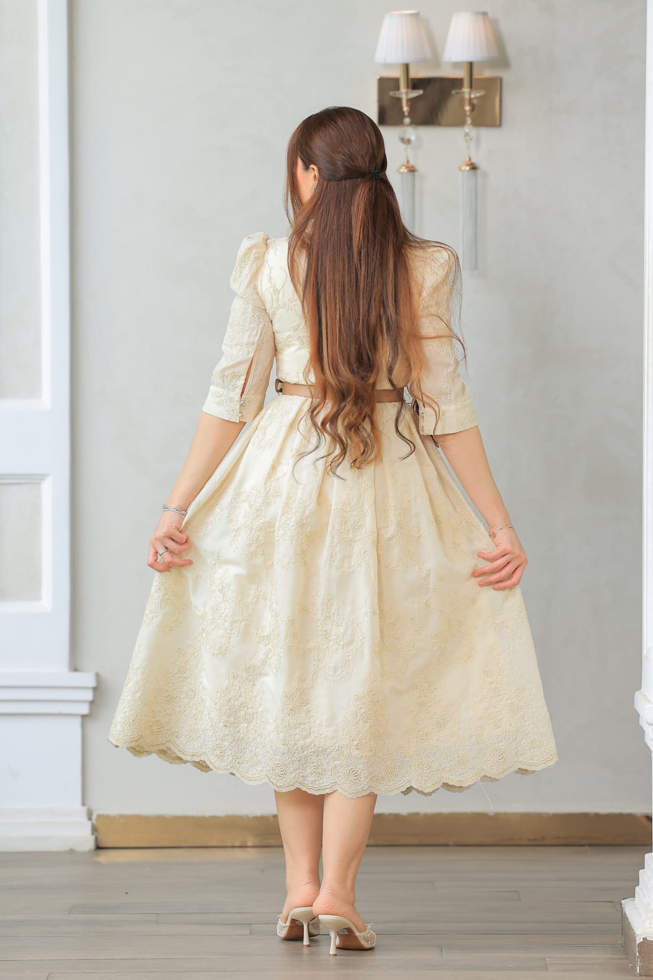 فستان فاخر راقٍ مستوحى من الطابع الكلاسيكي الفخم