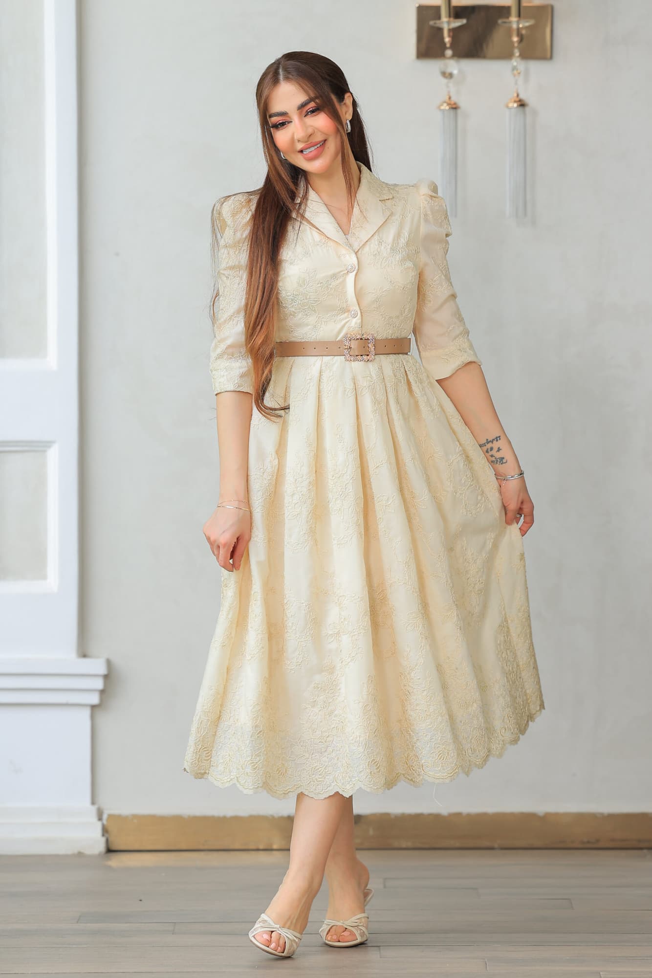 فستان فاخر راقٍ مستوحى من الطابع الكلاسيكي الفخم