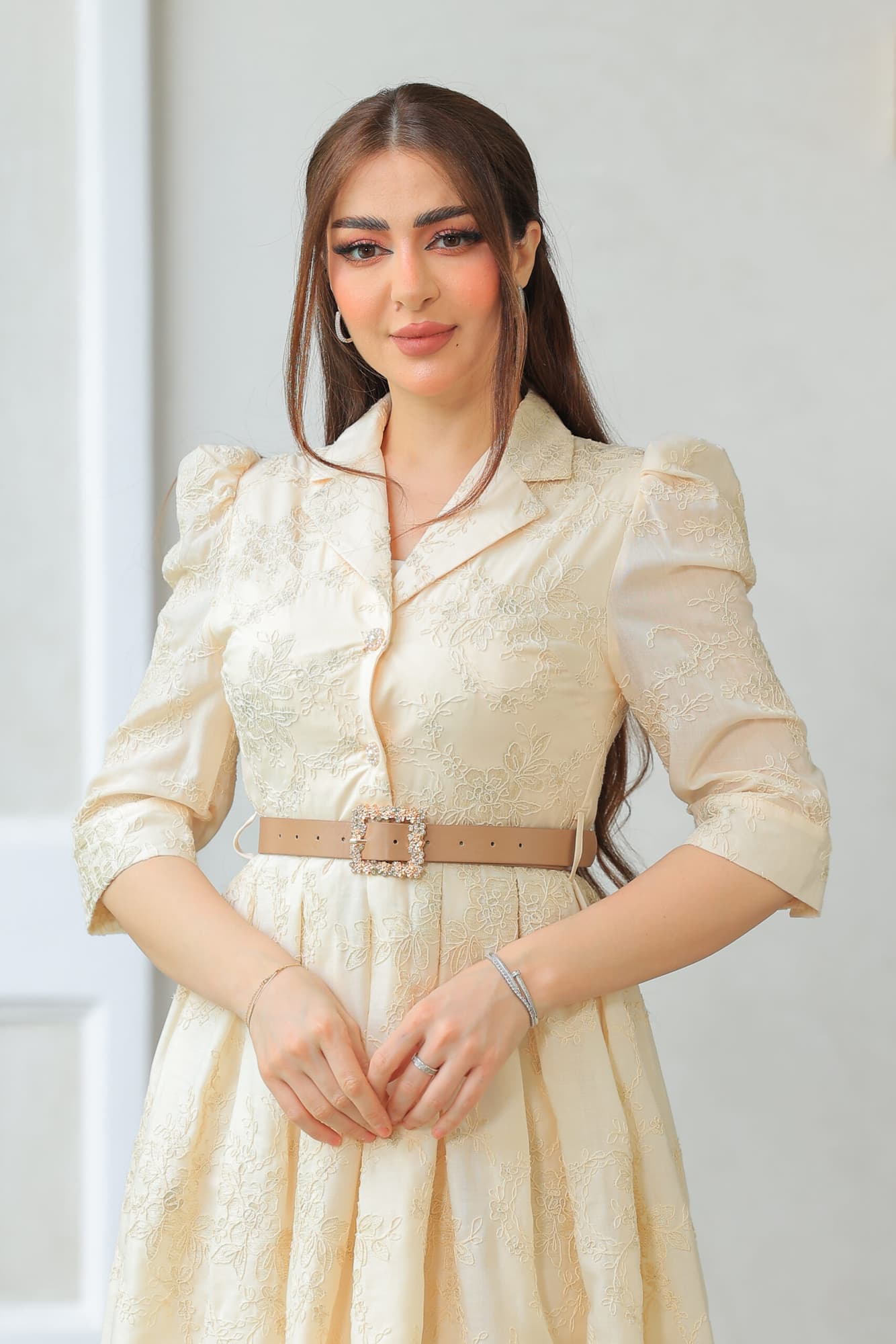 فستان فاخر راقٍ مستوحى من الطابع الكلاسيكي الفخم