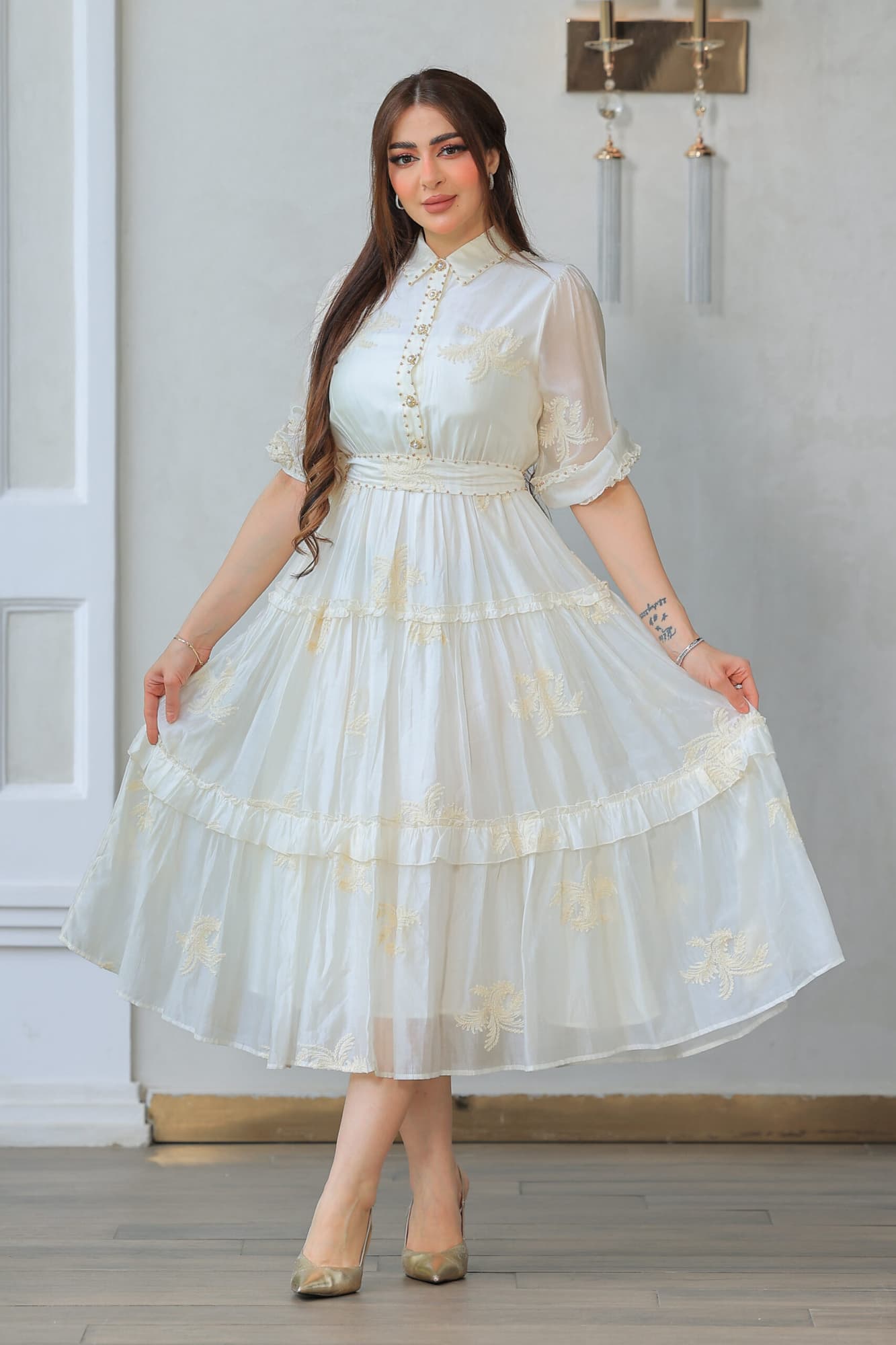 فستان كلاسيكي كشكش بتطريز ذهبي انيق