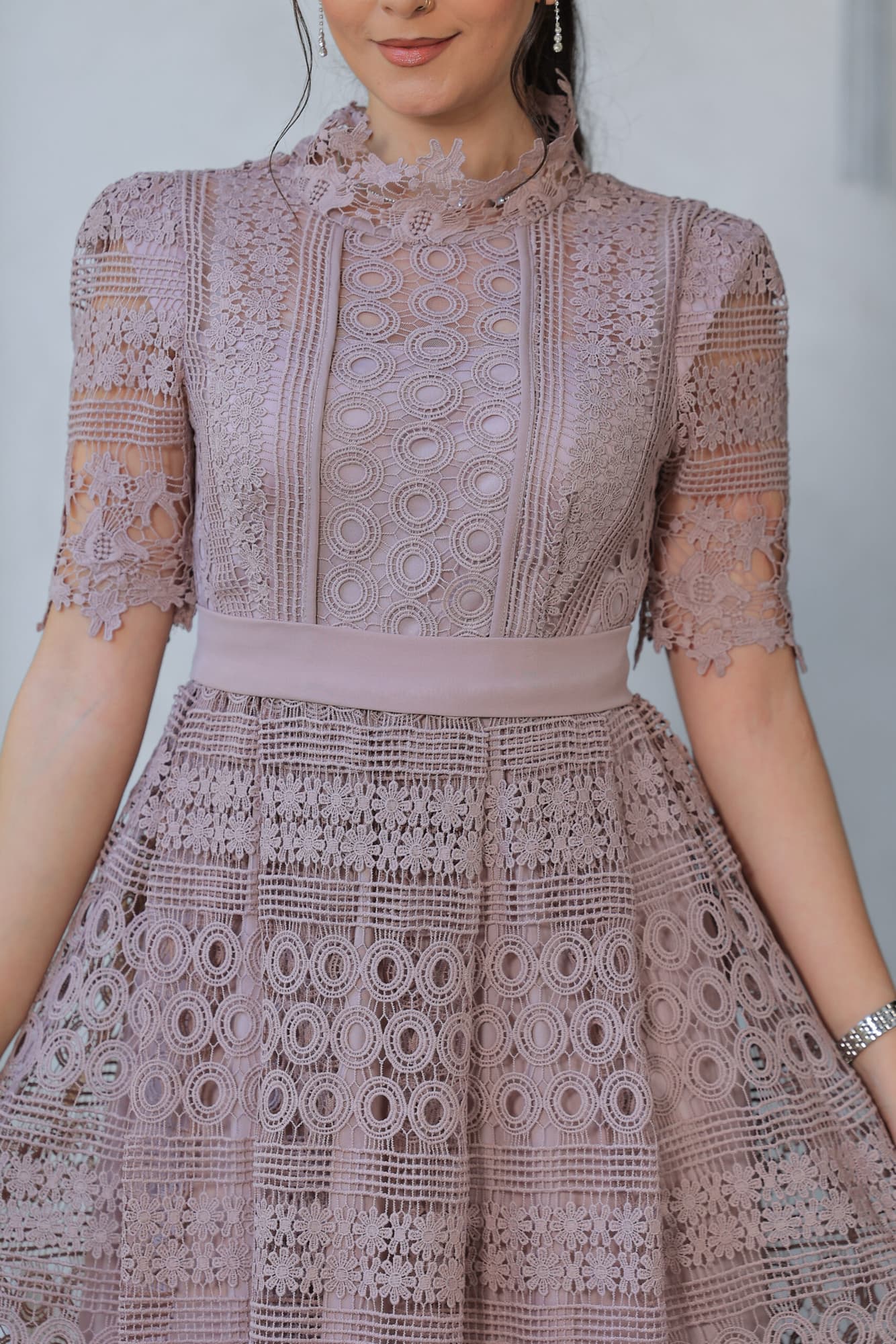 فستان دانتيل بتصميم نقوش هندسيه متداخله لحمي