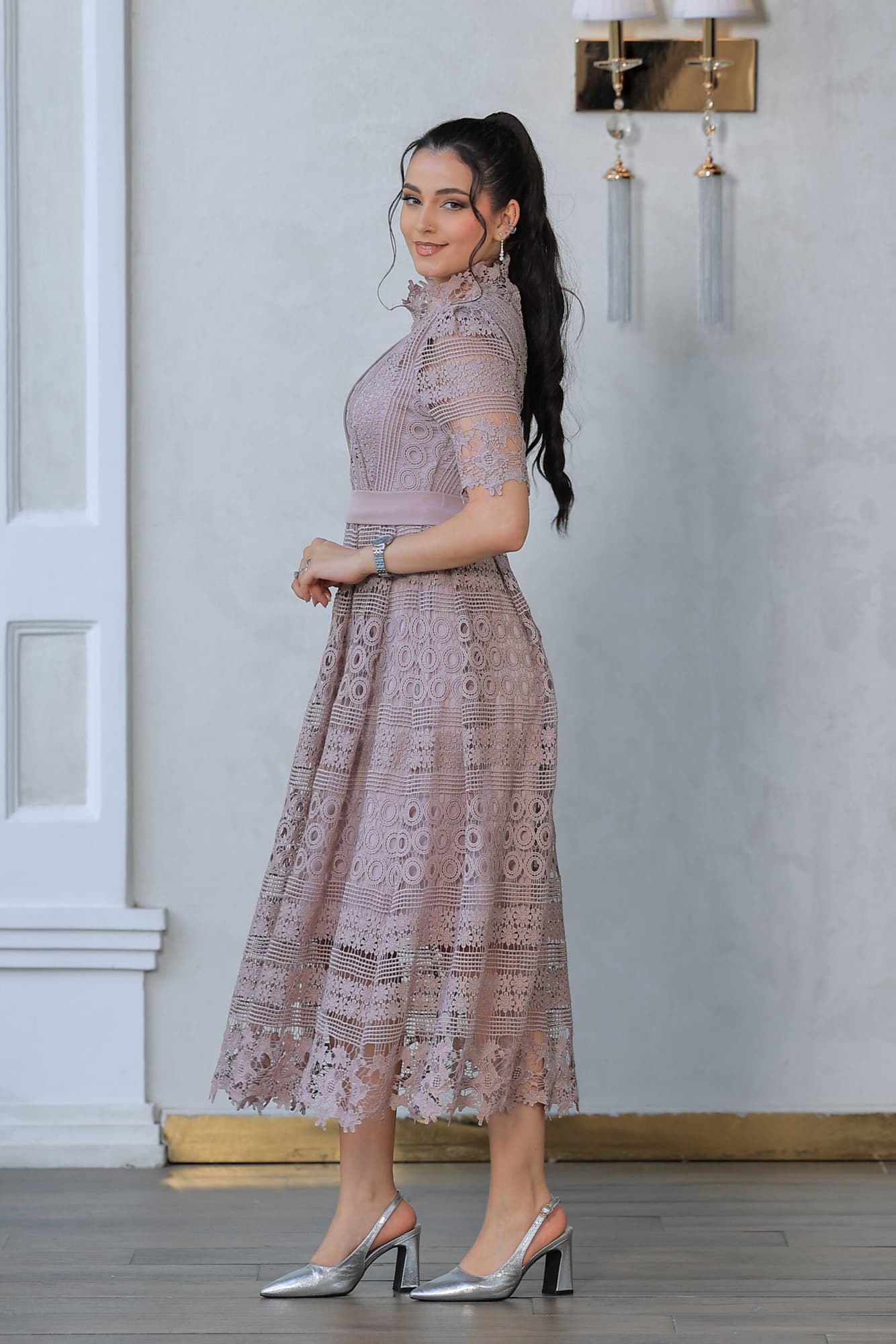 فستان دانتيل بتصميم نقوش هندسيه متداخله