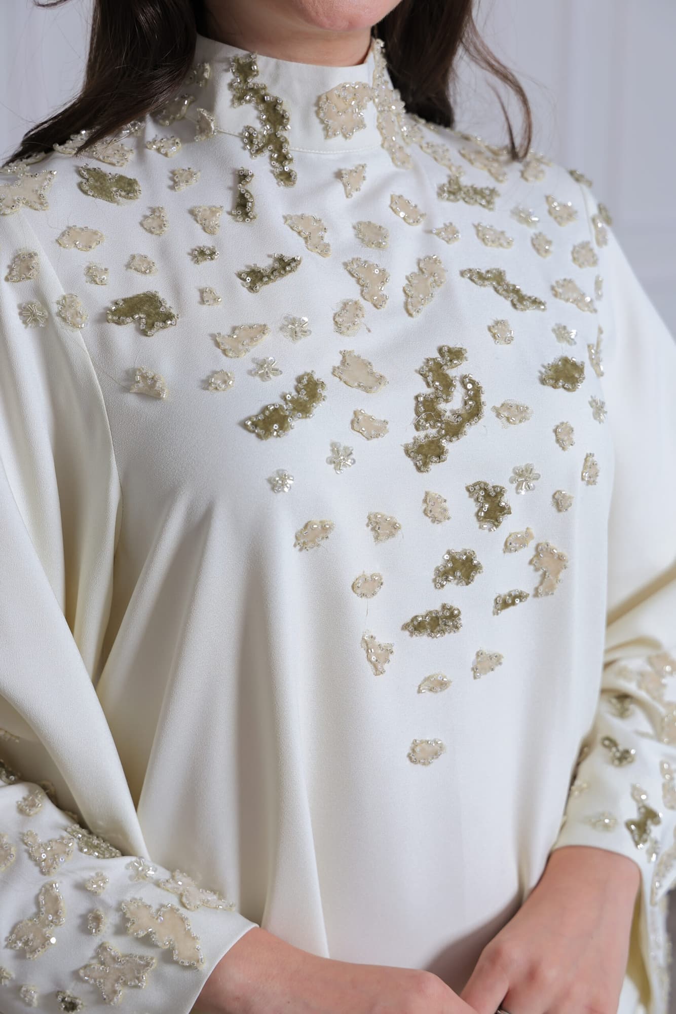 جلابية أنيقة بتطريز ناعم سكري