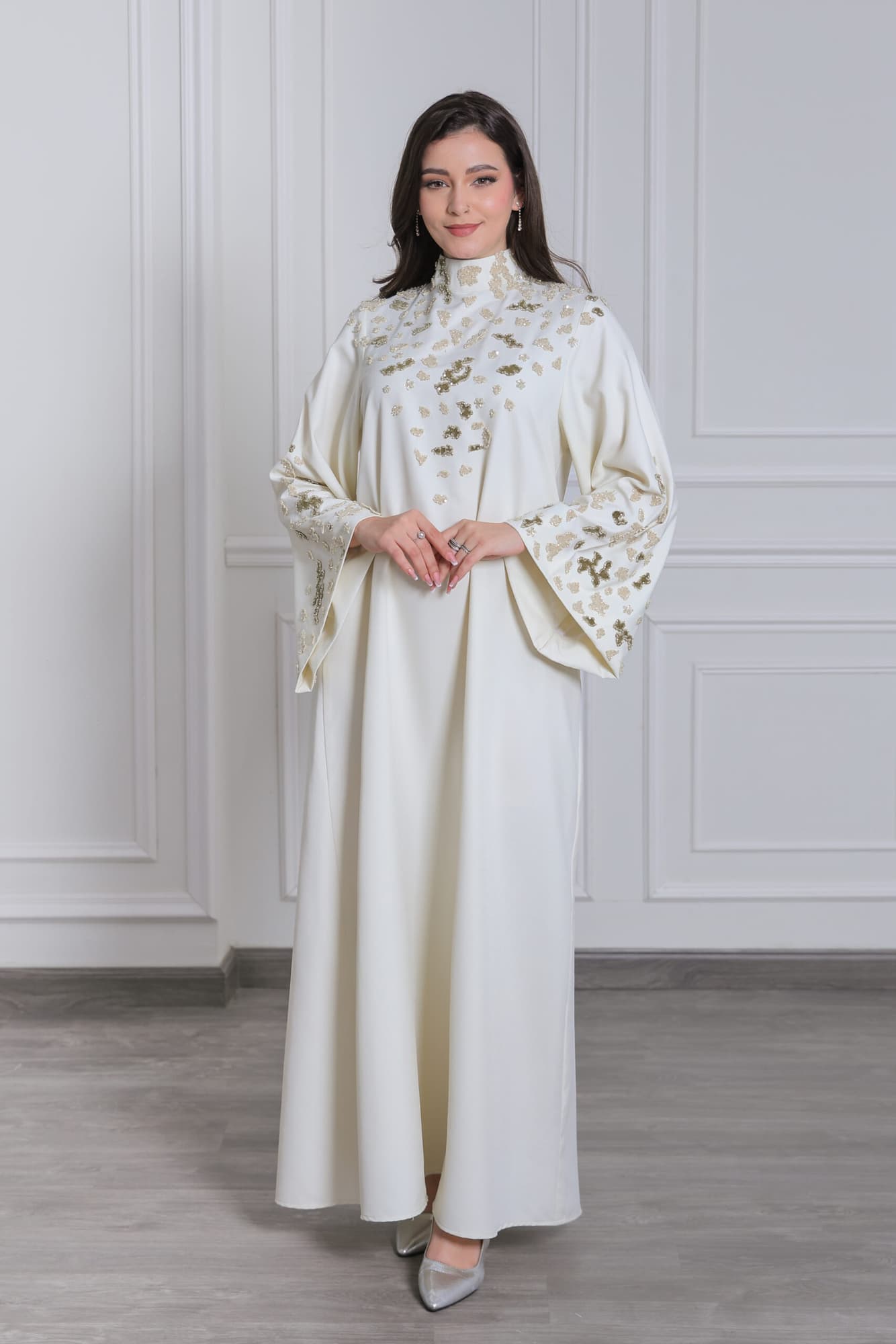 جلابية أنيقة بتطريز ناعم