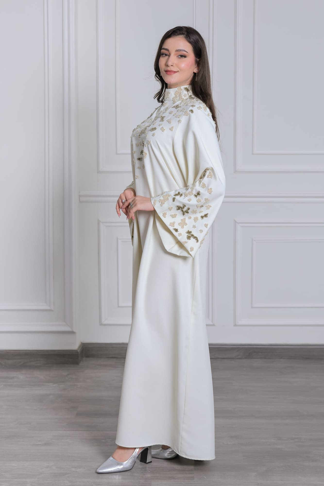 جلابية أنيقة بتطريز ناعم