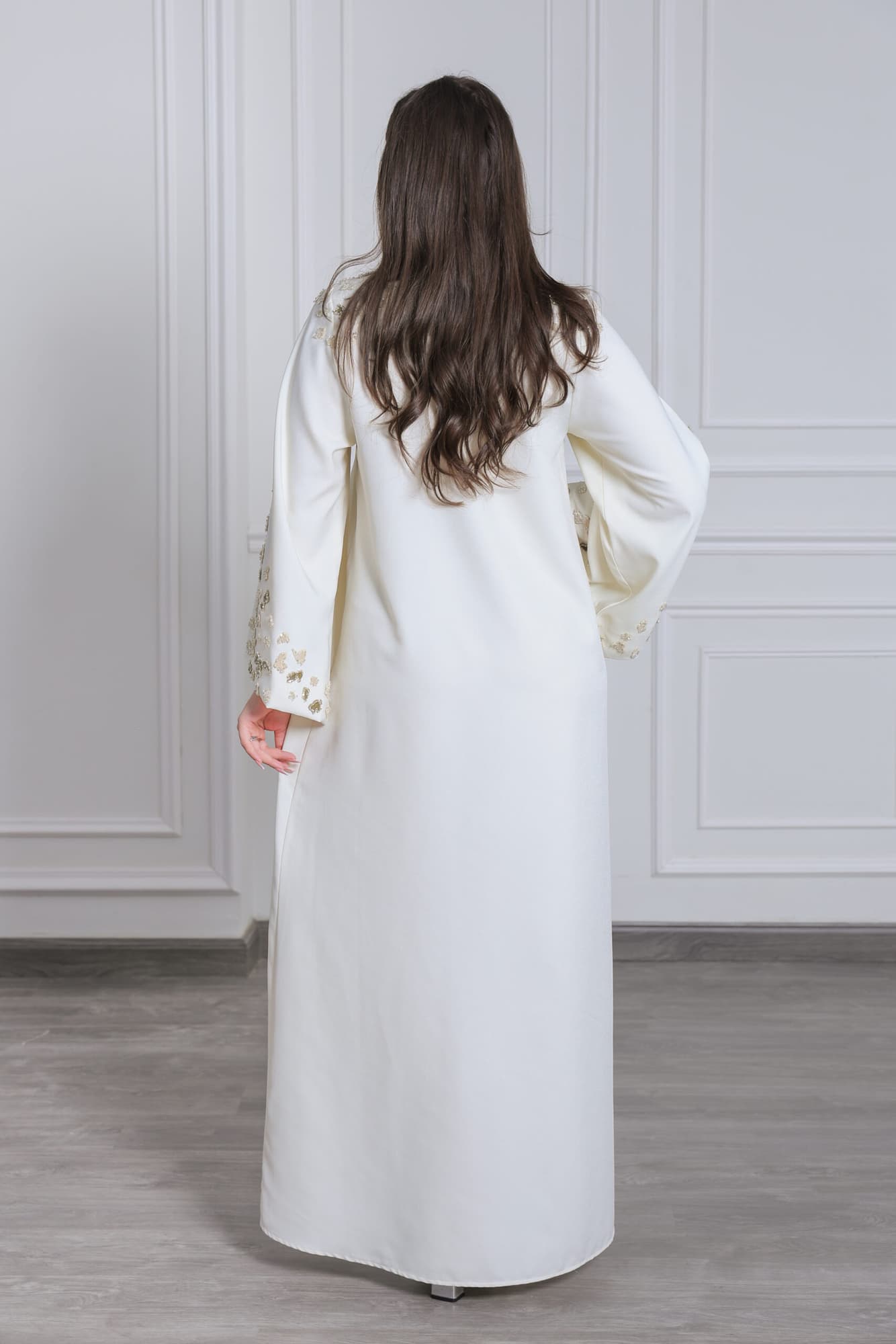 جلابية أنيقة بتطريز ناعم