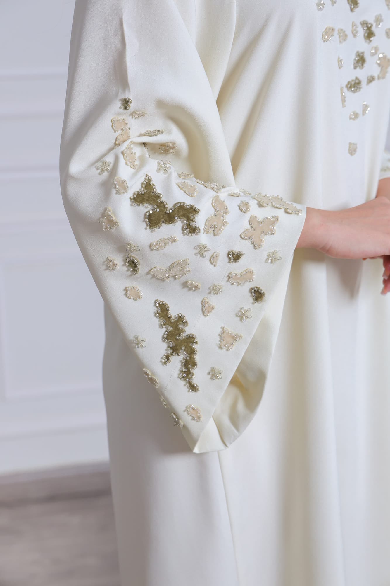 جلابية أنيقة بتطريز ناعم