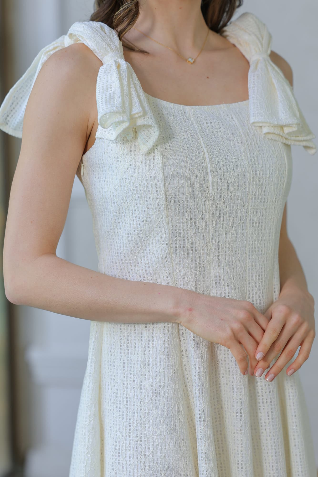 فستان أنيق بأشرطة عريضه على الكتف سكري