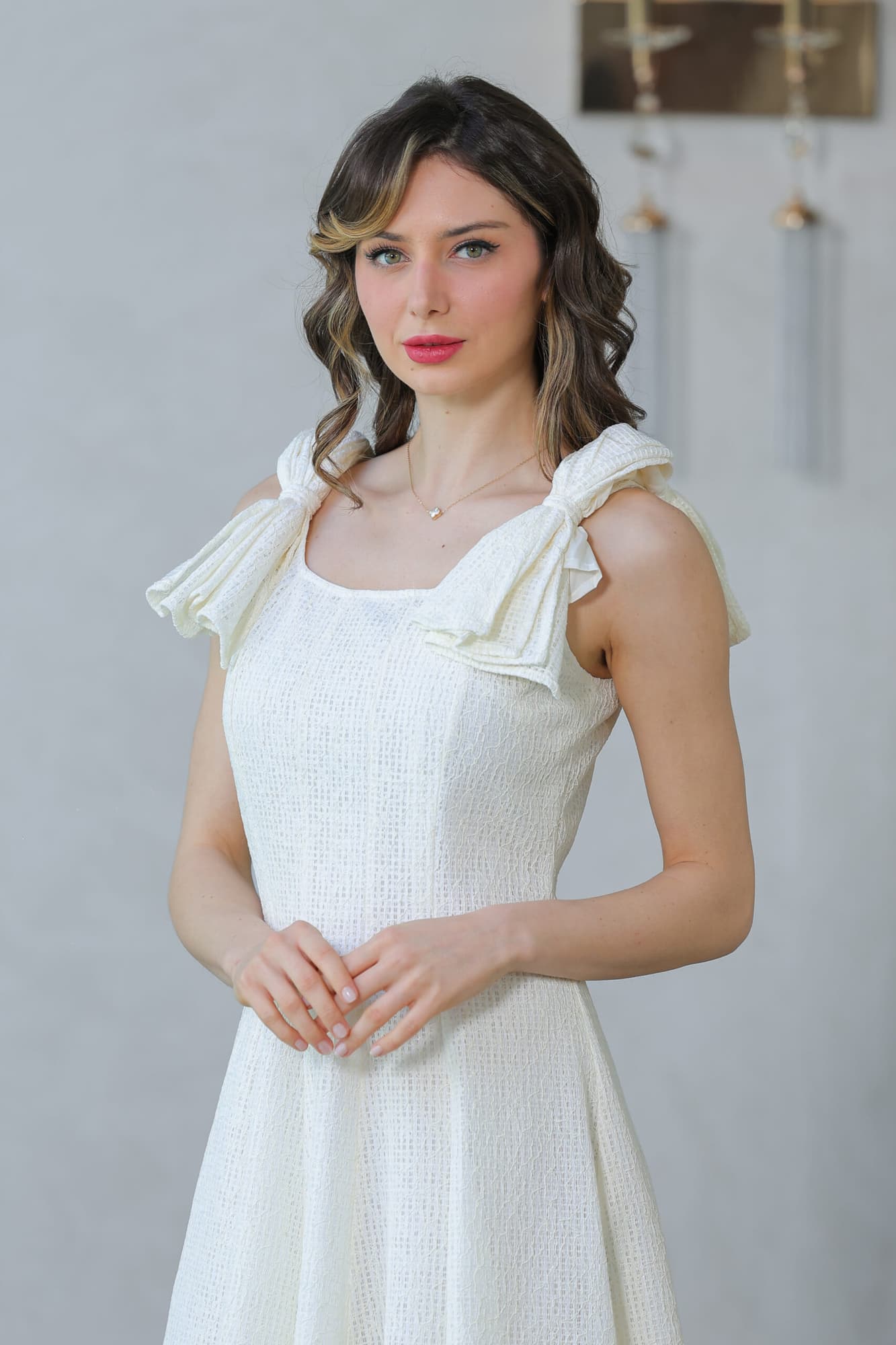 فستان أنيق بأشرطة عريضه على الكتف