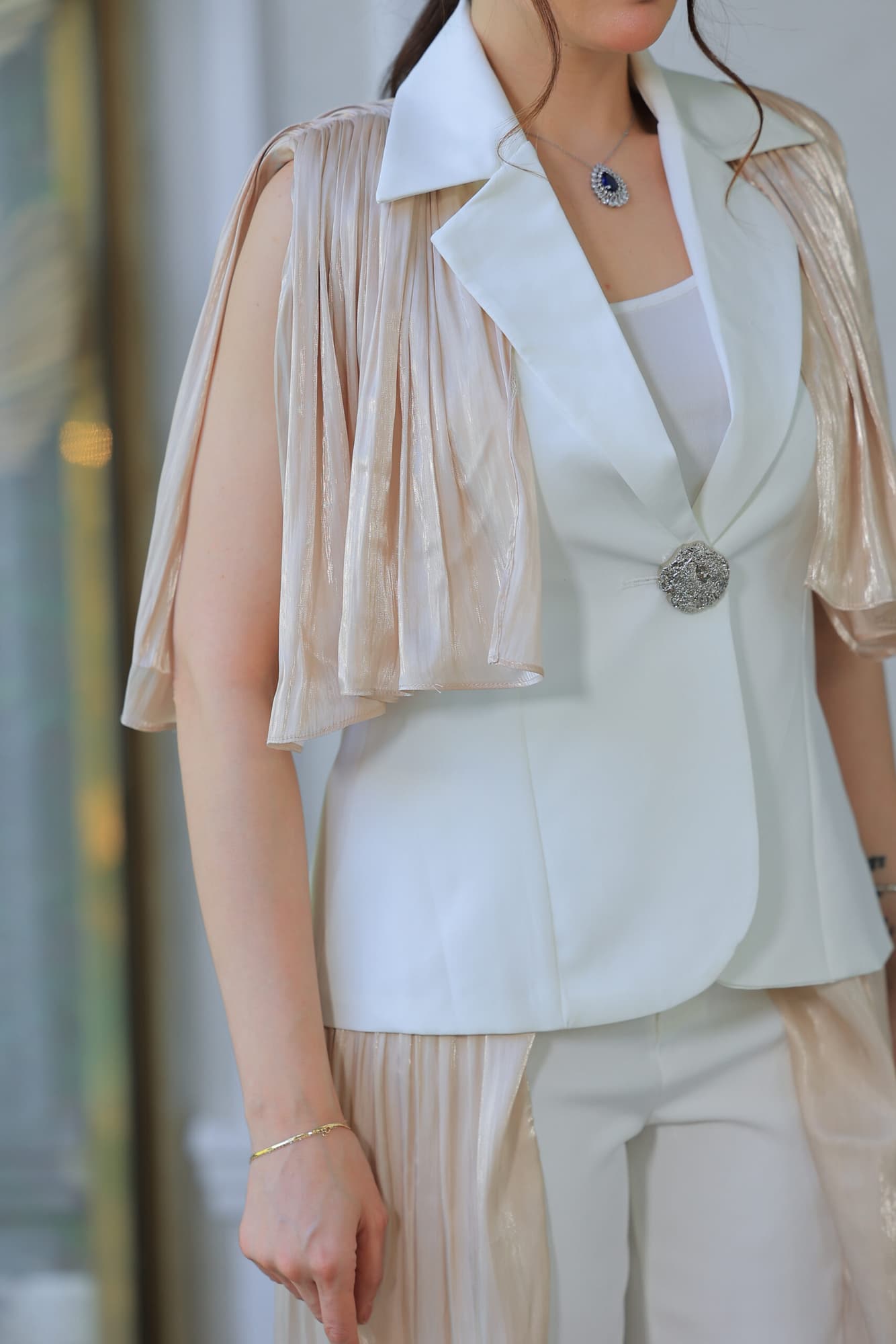 طقم فاخر بتصميم عصري يجمع بين الرقي والفخامة