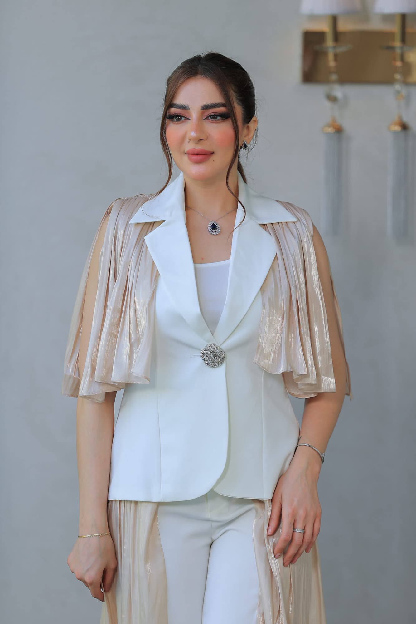 طقم فاخر بتصميم عصري يجمع بين الرقي والفخامة