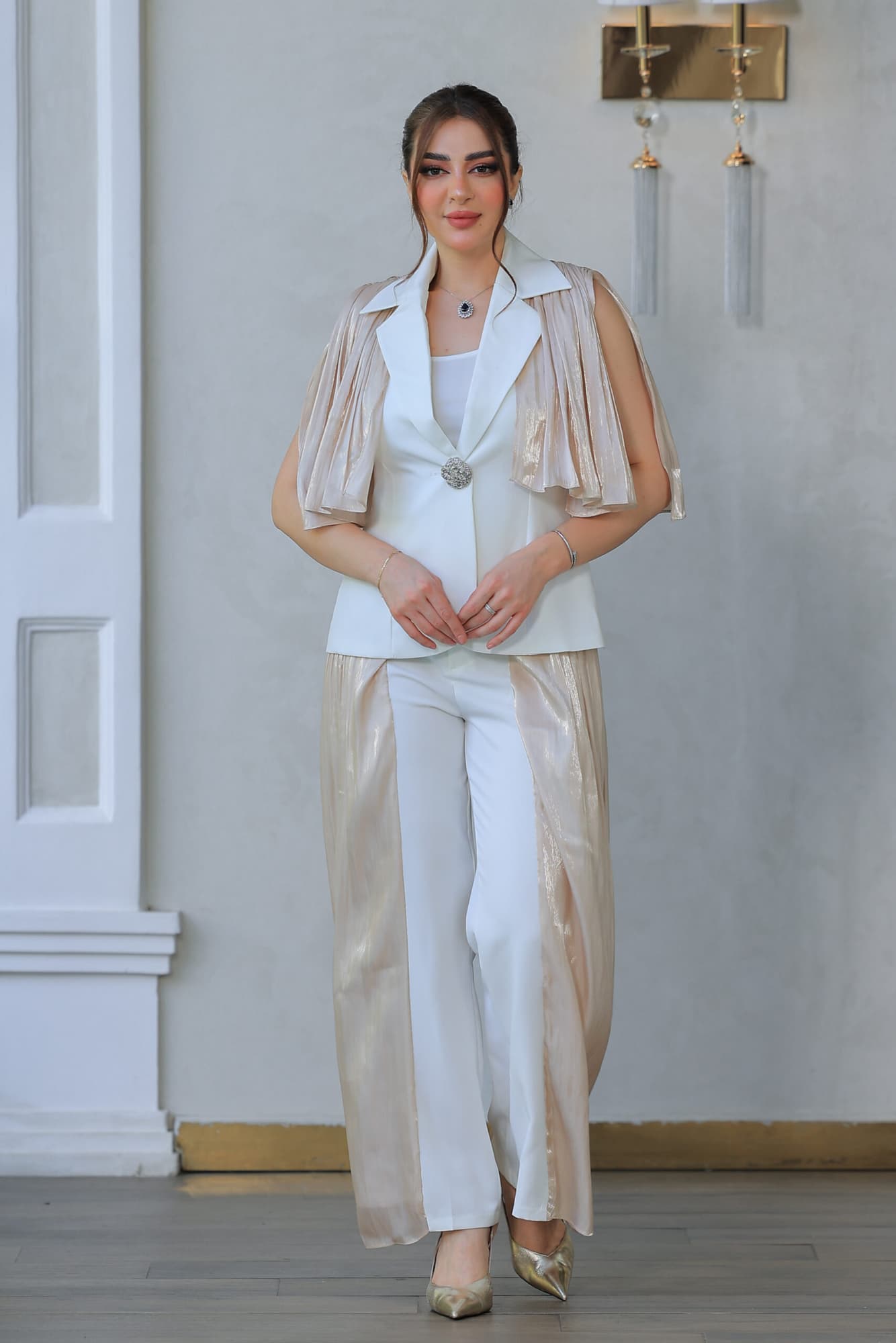 طقم فاخر بتصميم عصري يجمع بين الرقي والفخامة